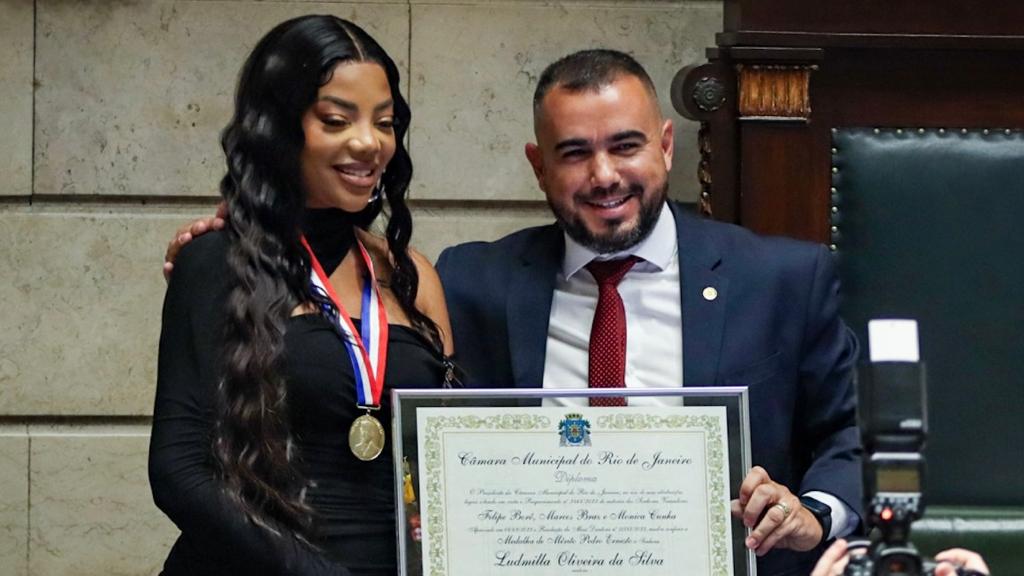 Ludmilla recebe medalha na Câmara do Rio após bater recorde de doação de sangue com campanha