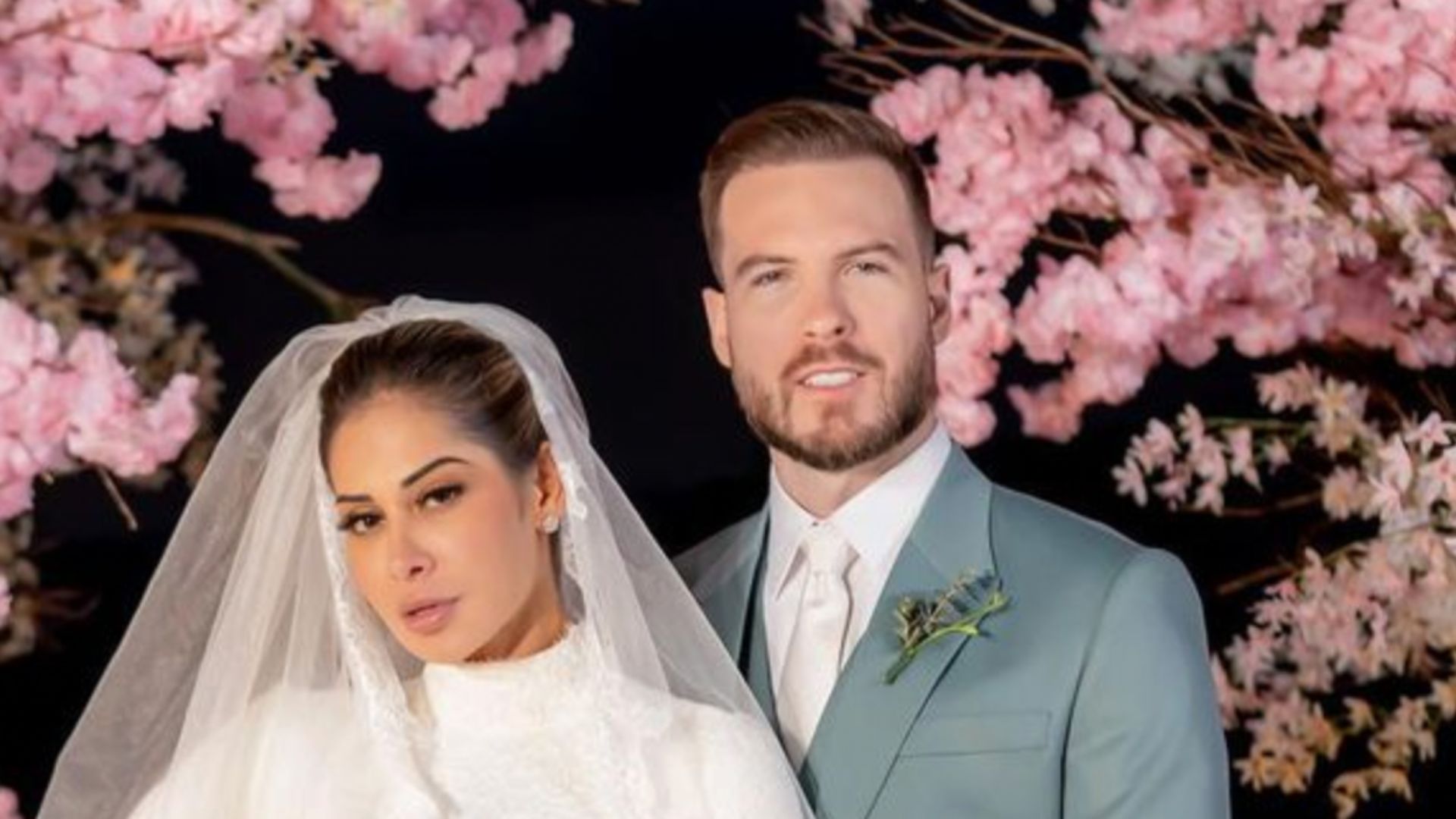 Renda francesa, estilo clássico e corte godê: quanto custou o vestido de Maira Cardi?