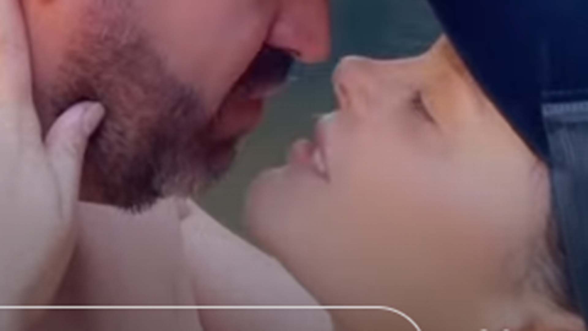 Maraisa dá beijão no namorado ao tomar banho de cachoeira