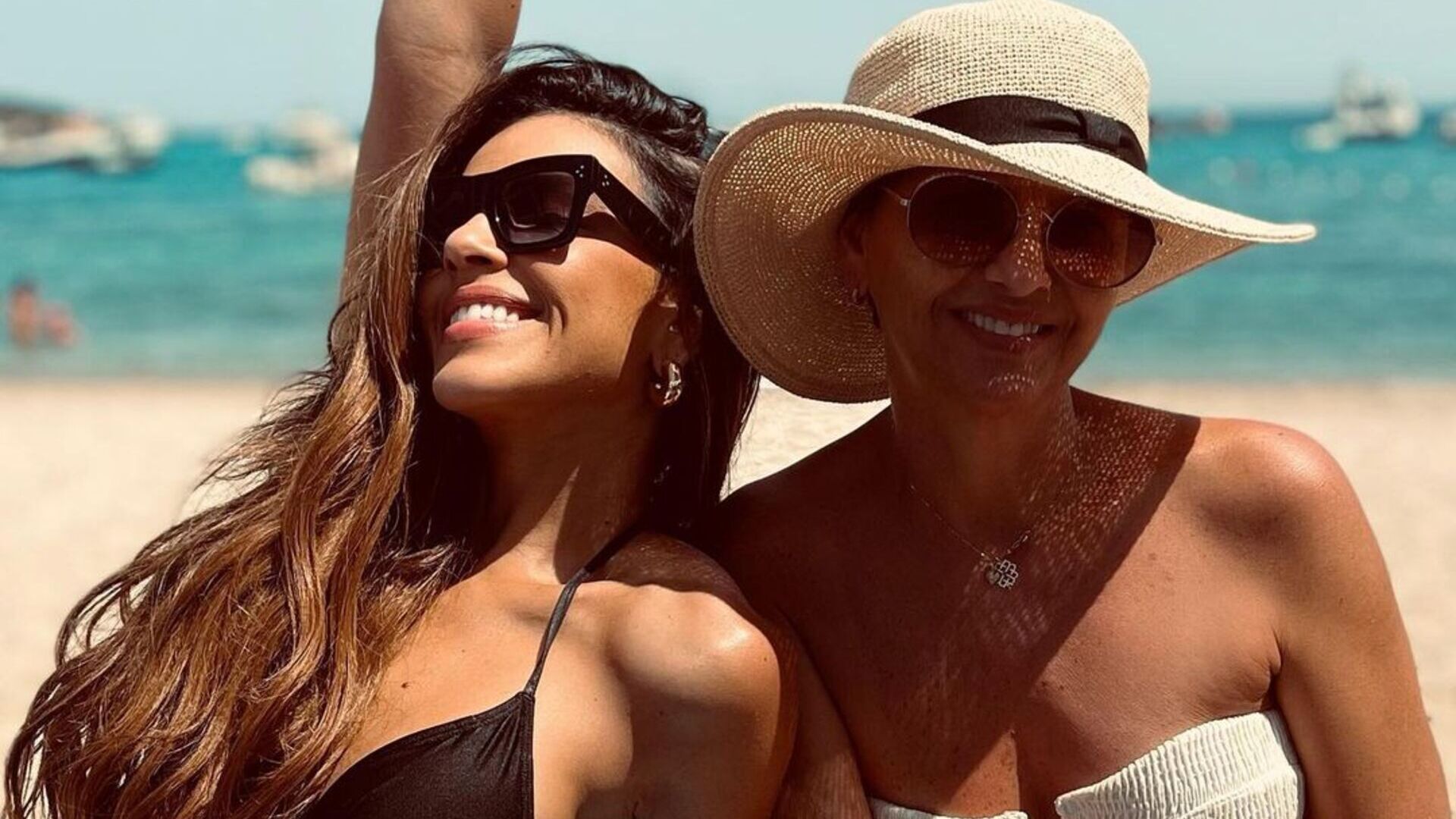 Mariana Rios impressiona ao surgir ao lado da mãe na praia: ”Lindas”