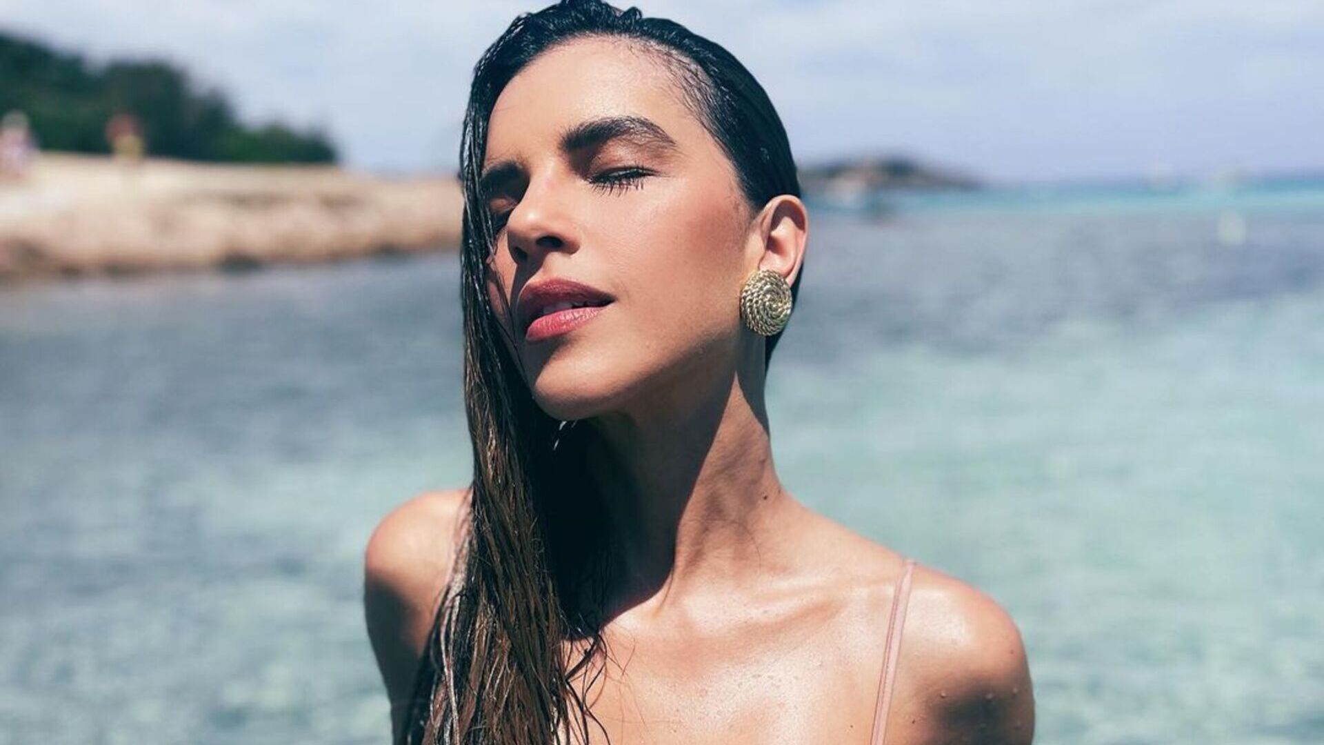 Mariana Rios surge deslumbrante após mergulho na Itália