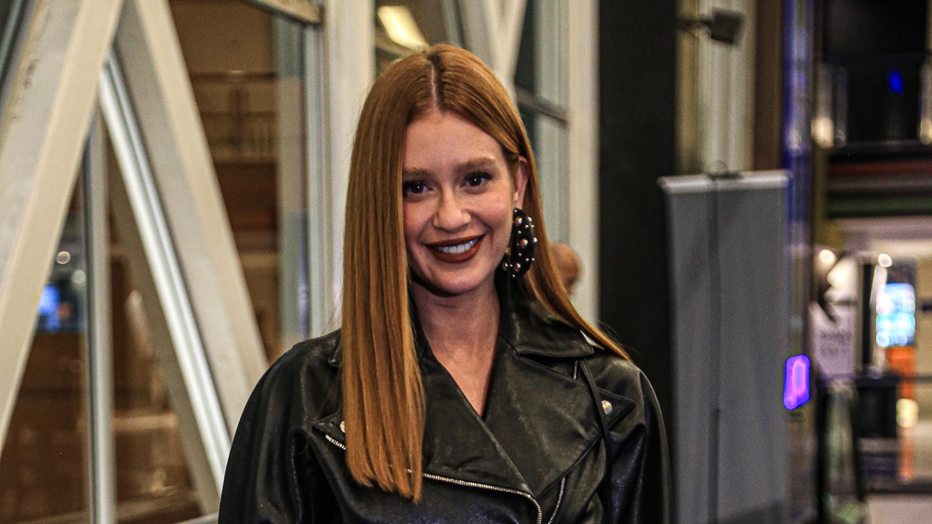 Marina Ruy Barbosa aposta em look com fenda profunda na perna