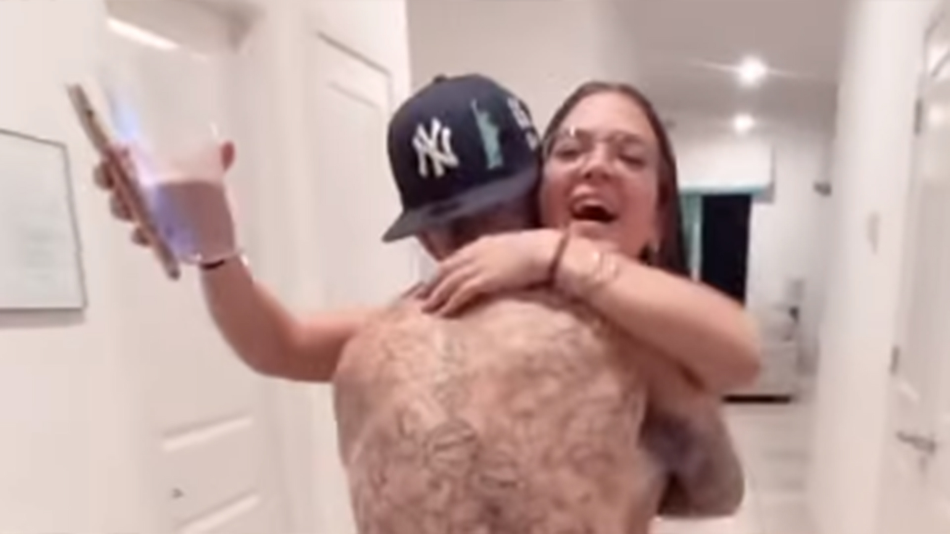 Mel Maia aparece abraçada com MC Daniel durante as férias