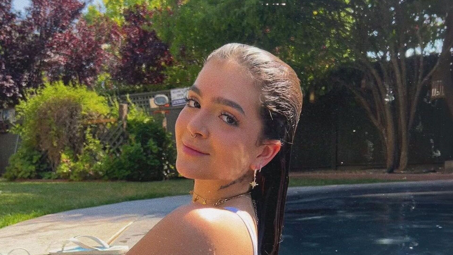 De férias, Mel Maia esbanja beleza deslumbrante na piscina