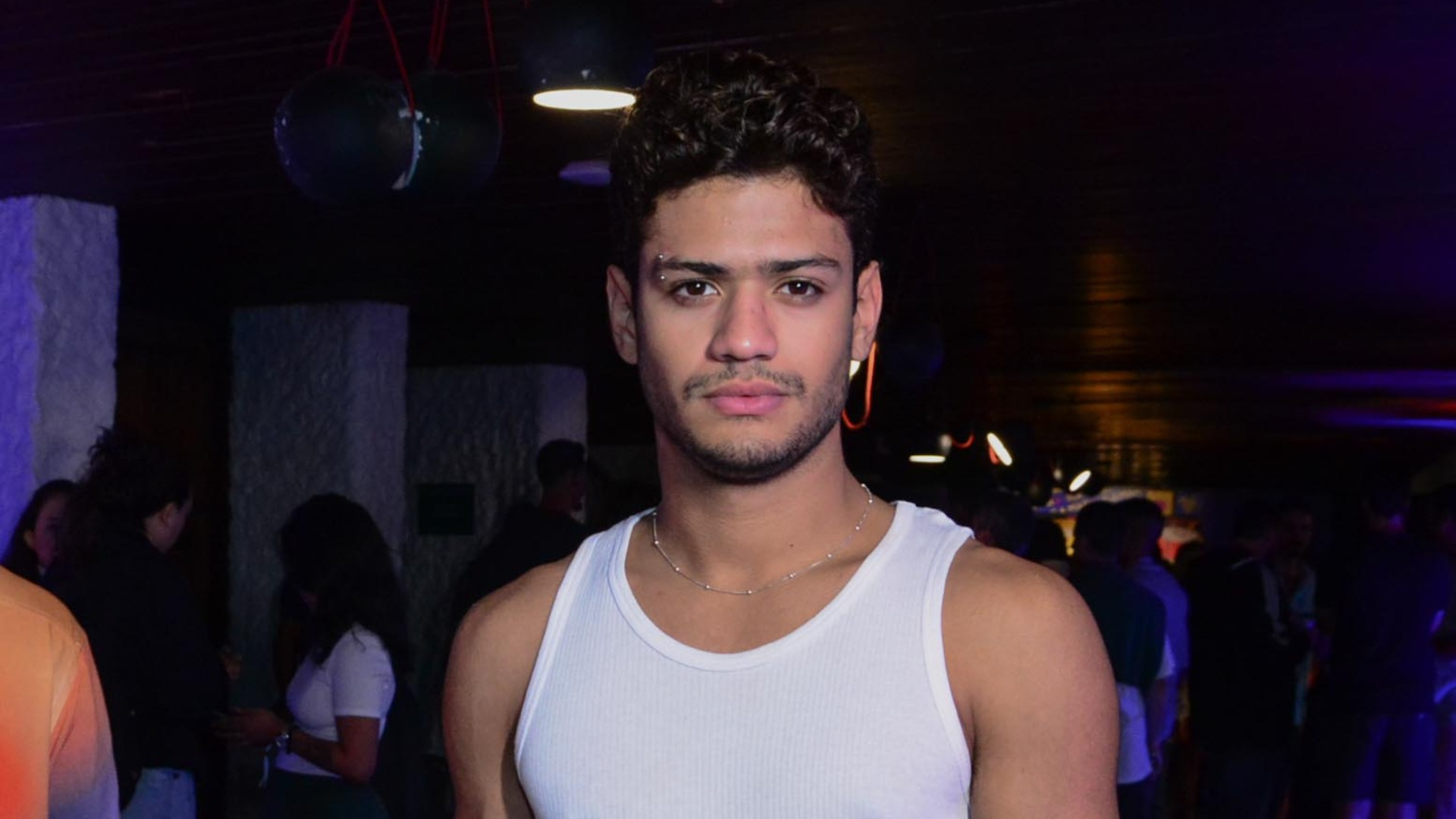 Gabriel Santana mira novo ofício após BBB: ‘Chorar em mesa de bar’