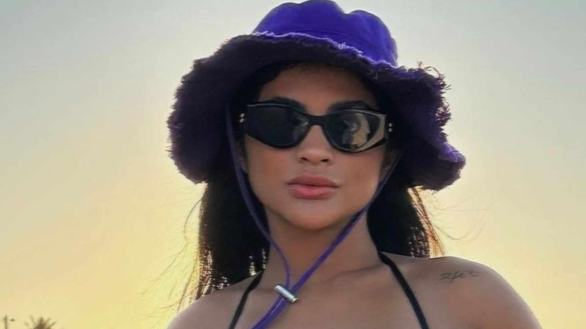 Mileide Mihaile choca com roupa de banho cavada na praia: ”Mulherão”