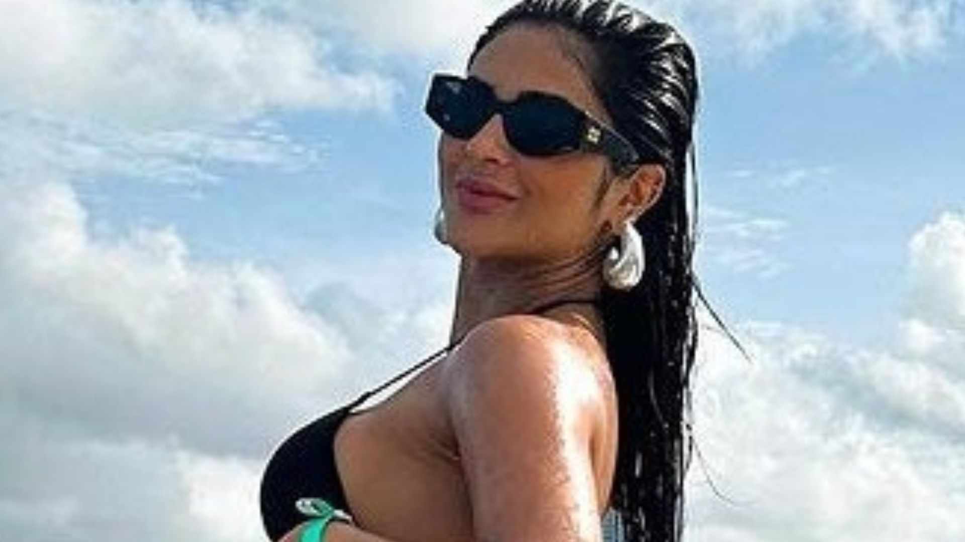 Mileide Mihaile ostenta curvas abundantes em lancha e choca: ”Rainha”