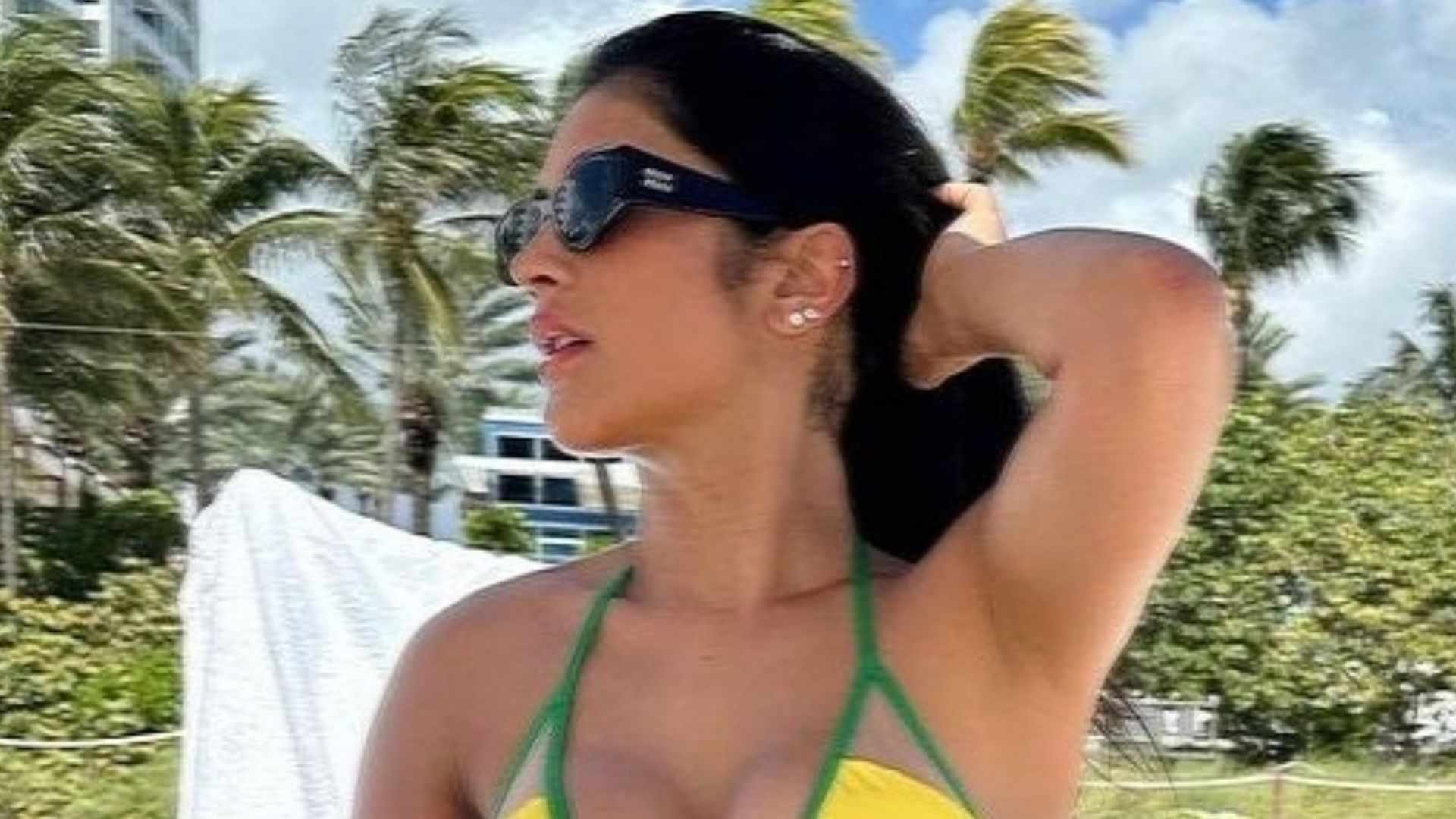 De verde e amarelo, Mileide Mihaile se exibe em praia em Miami e choca: ”Que corpo”