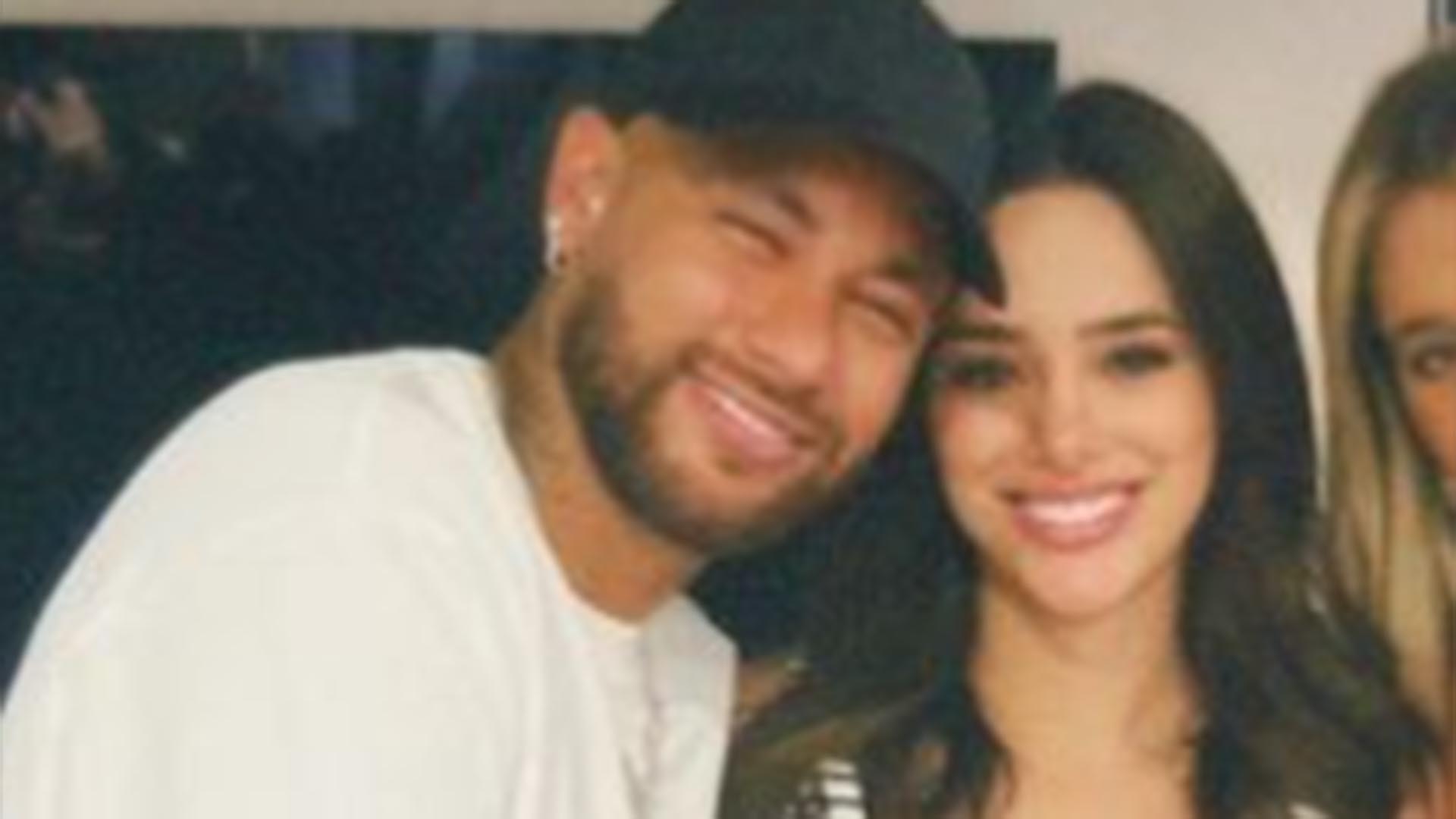 Neymar Jr faz carinho na barriga de grávida de Bruna Biancardi em nova foto