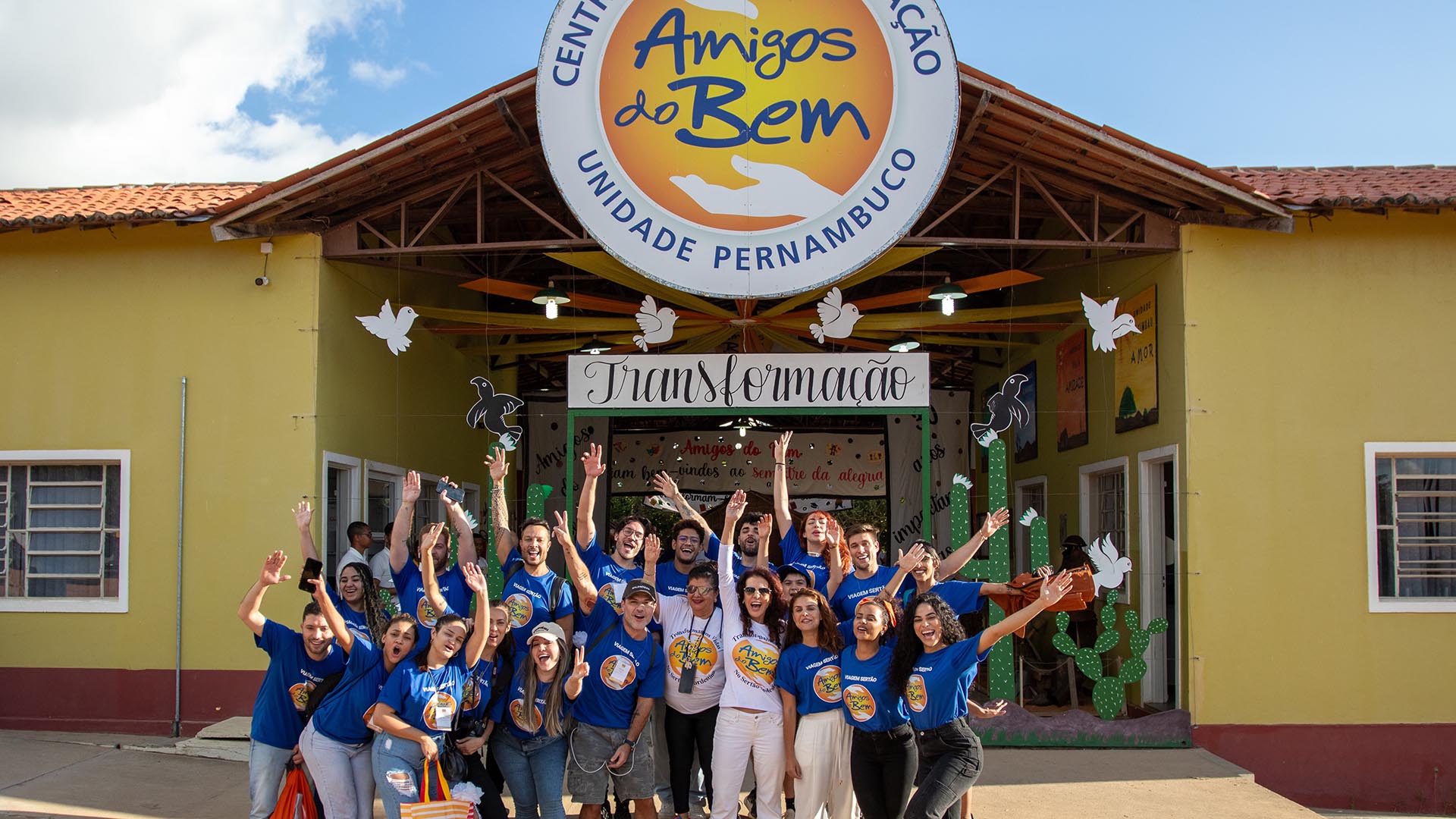 Time de personalidades leva amor e esperança ao Sertão