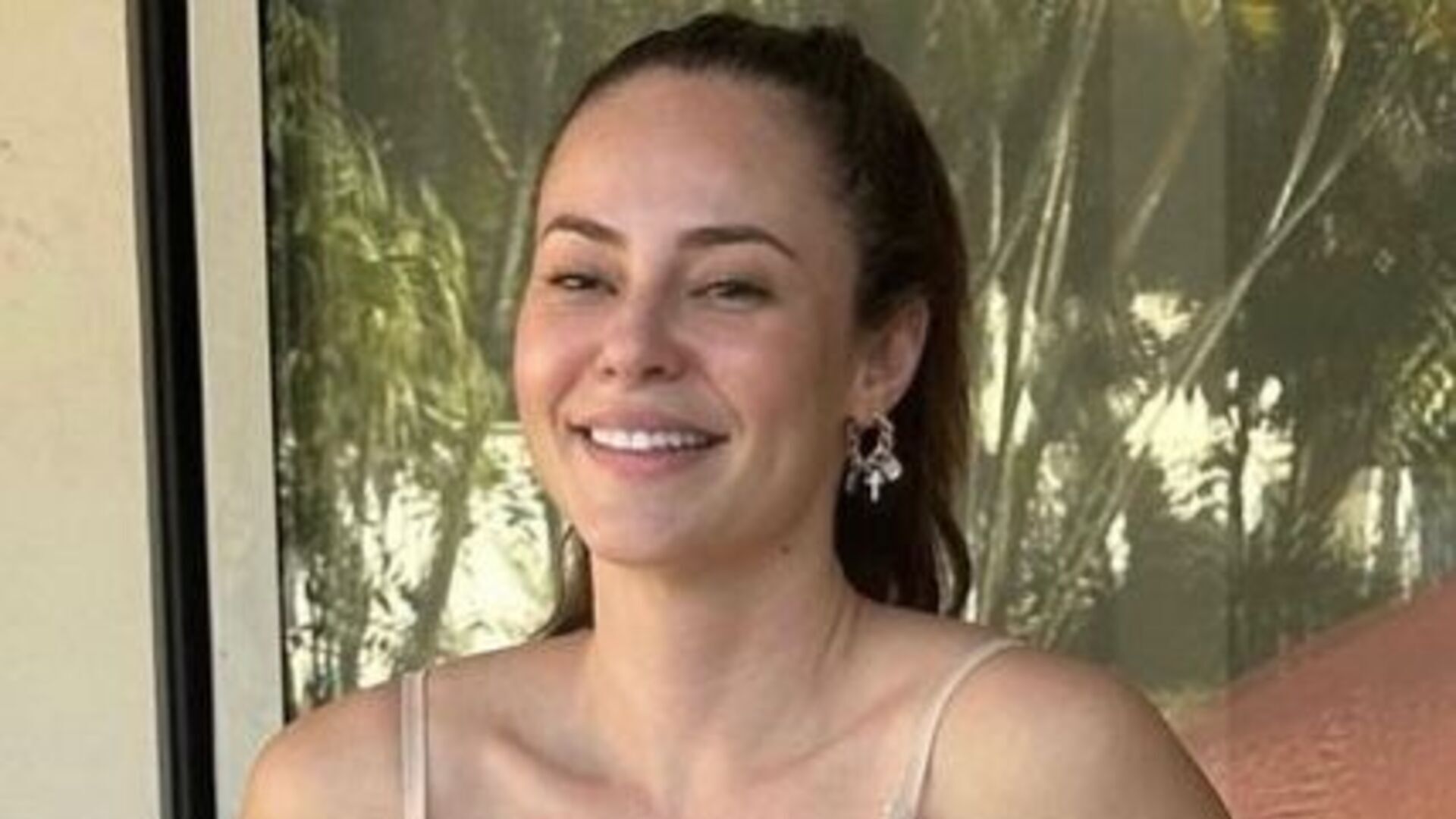 Paolla Oliveira esbanja estilo e beleza em visita aos estúdios da Globo