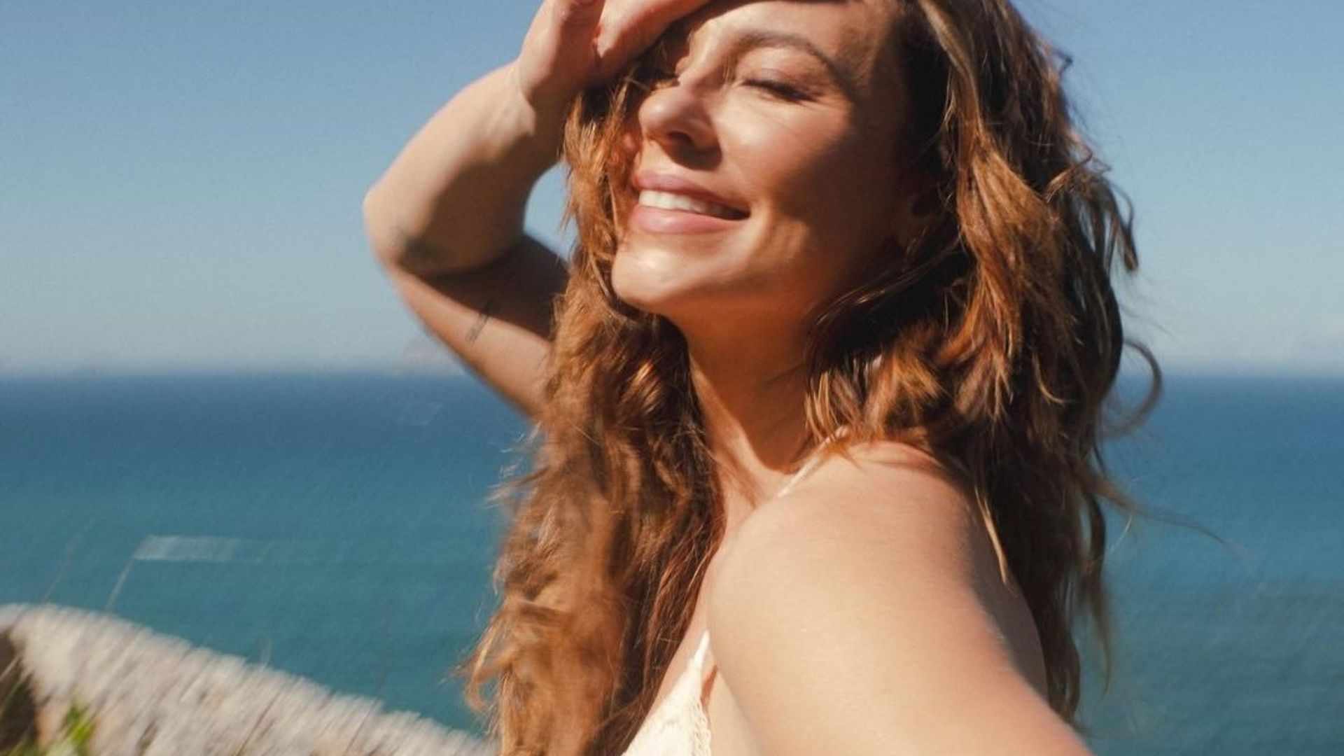 De vestido camisola, Paolla Oliveira revela corpaço deslumbrante