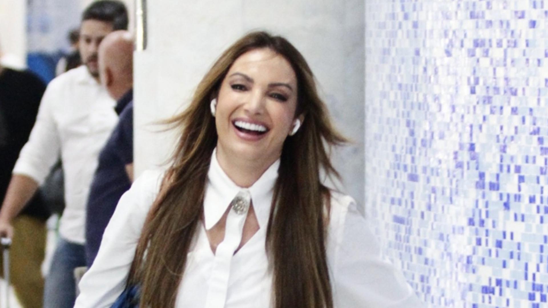 Patrícia Poeta exibe seu ‘aerolook’ com botas brancas de cano alto. Veja a foto!