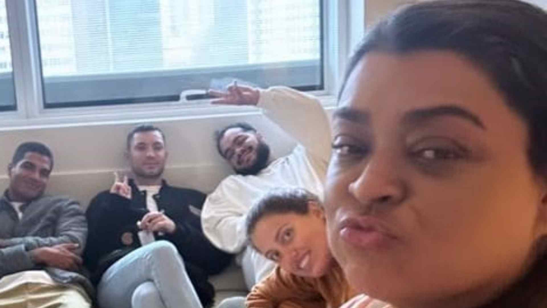 Prestes a ser operada, Preta Gil posa no hospital com o filho e amigos