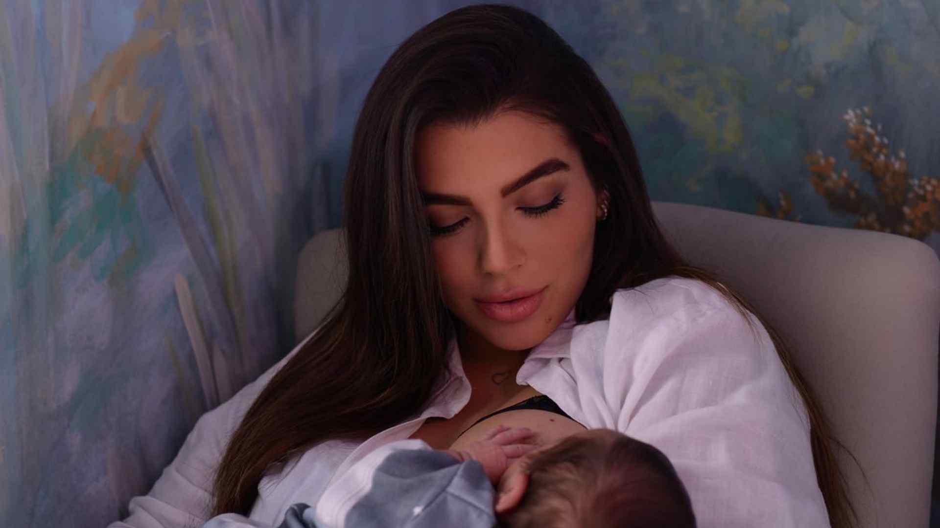 Petra Mattar se derrete ao amamentar o filho: “Amo nossa conexão”