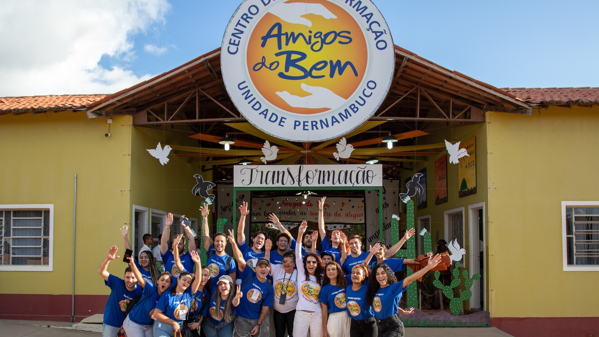 Celebridades se unem ao ”Amigos do Bem” em emocionante doação no Sertão Nordestino