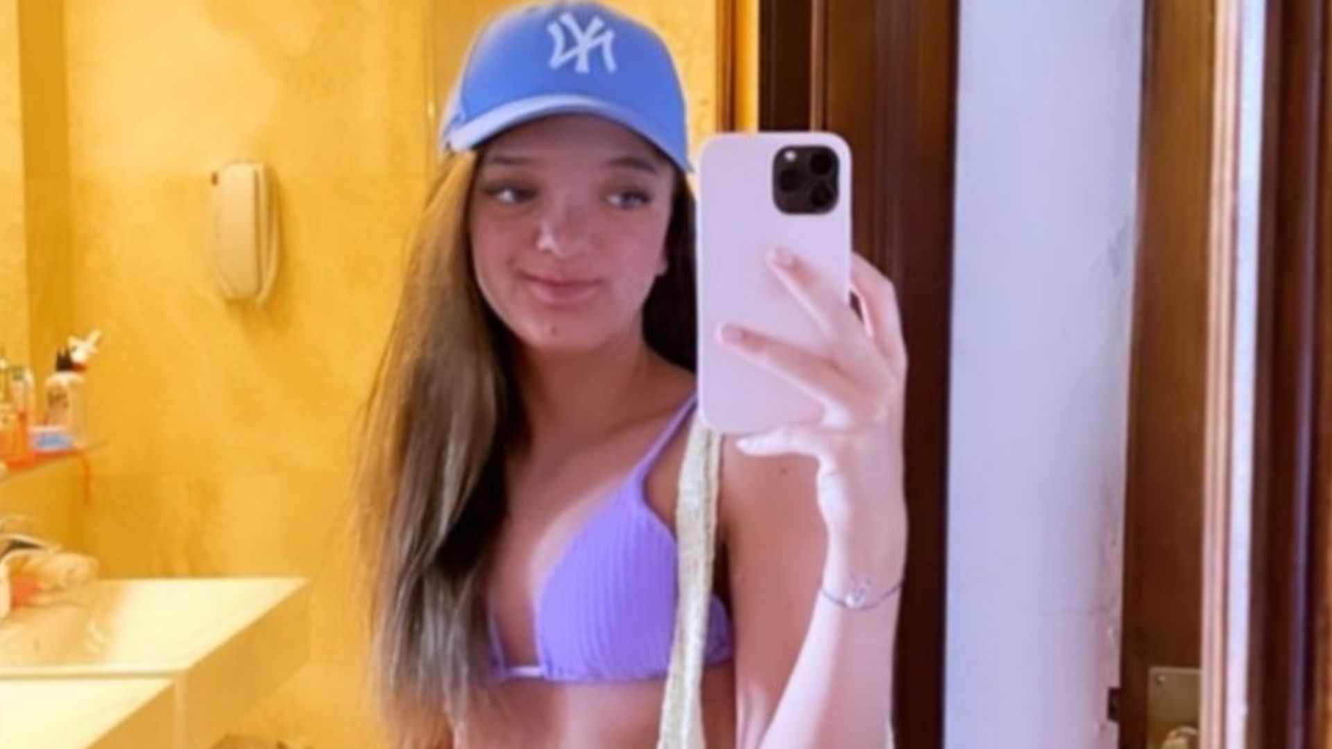 Tudo isso? Rafaella Justus vai à praia com bolsa de mais de R$ 10 mil