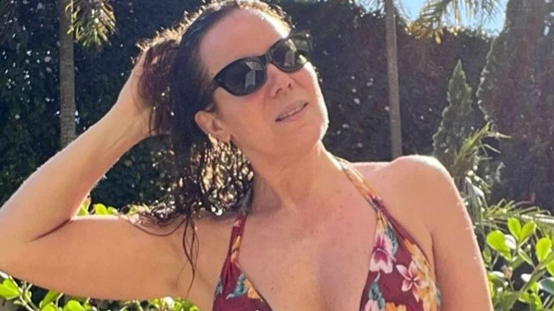 Na varanda, Regina Volpato renova o bronzeado e impressiona: ”Zero defeitos”
