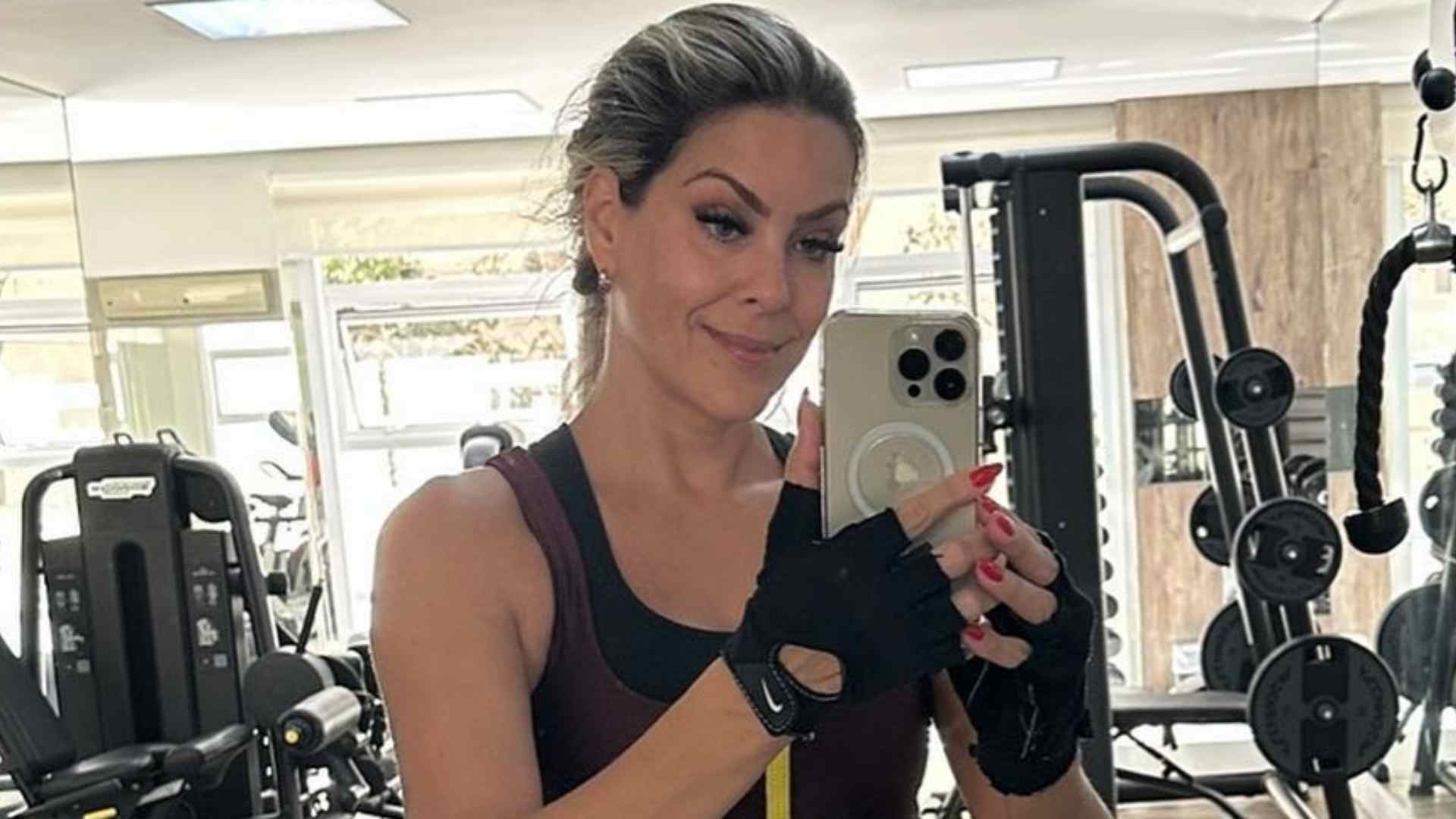 Renata Fan posa na academia e relembra problema grave: “Desafio”