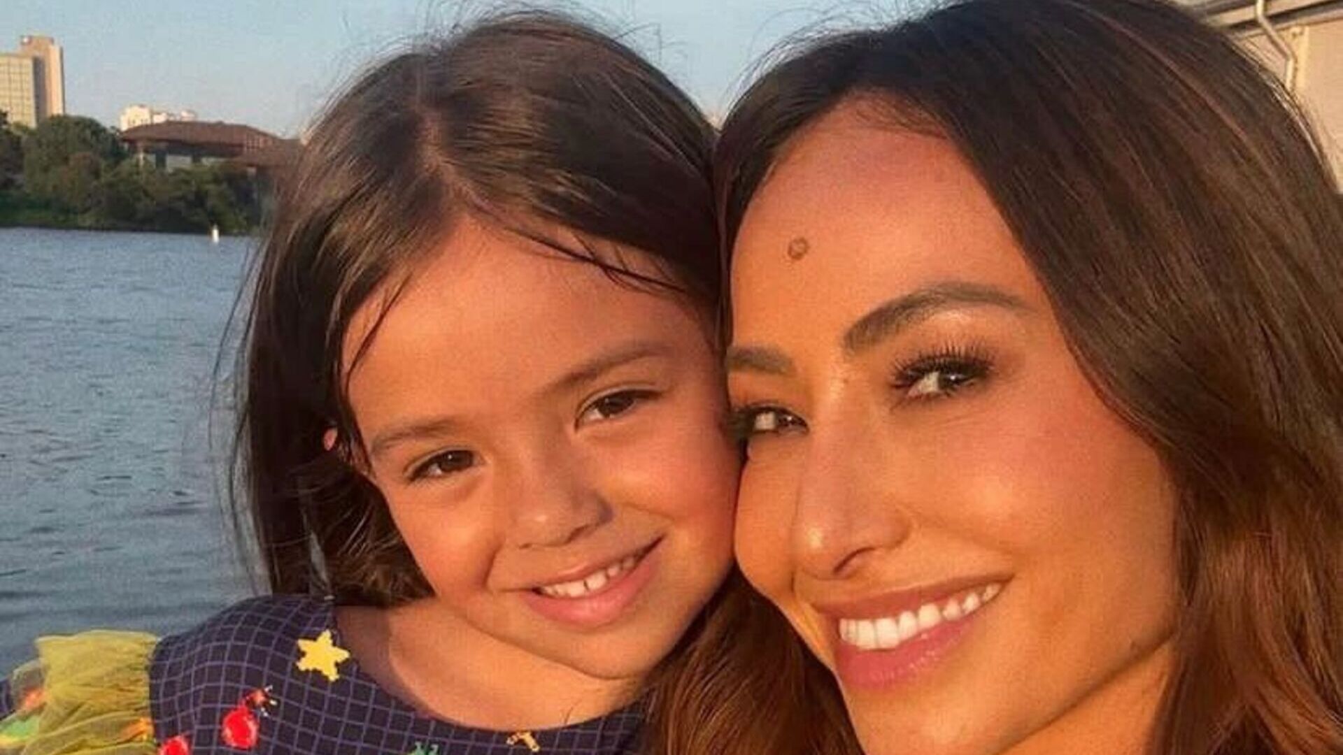 Sabrina Sato encanta seguidores ao se divertir com a filha Zoe em viagem