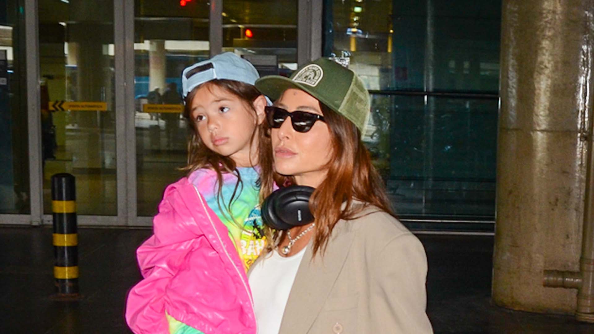 Sabrina Sato reage ao ver flagra da filha triste no aeroporto: ‘Não é fácil’