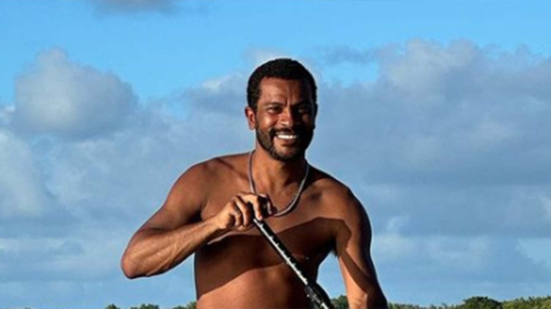 ‘Brigadeirão’ de Vai na Fé, Samuel de Assis arrasa em fotos com look mínimo na Bahia