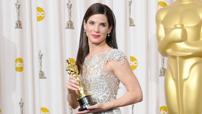 Jornal diz que Sandra Bullock está arrasada ao descobrir que ganhou Oscar por história falsa