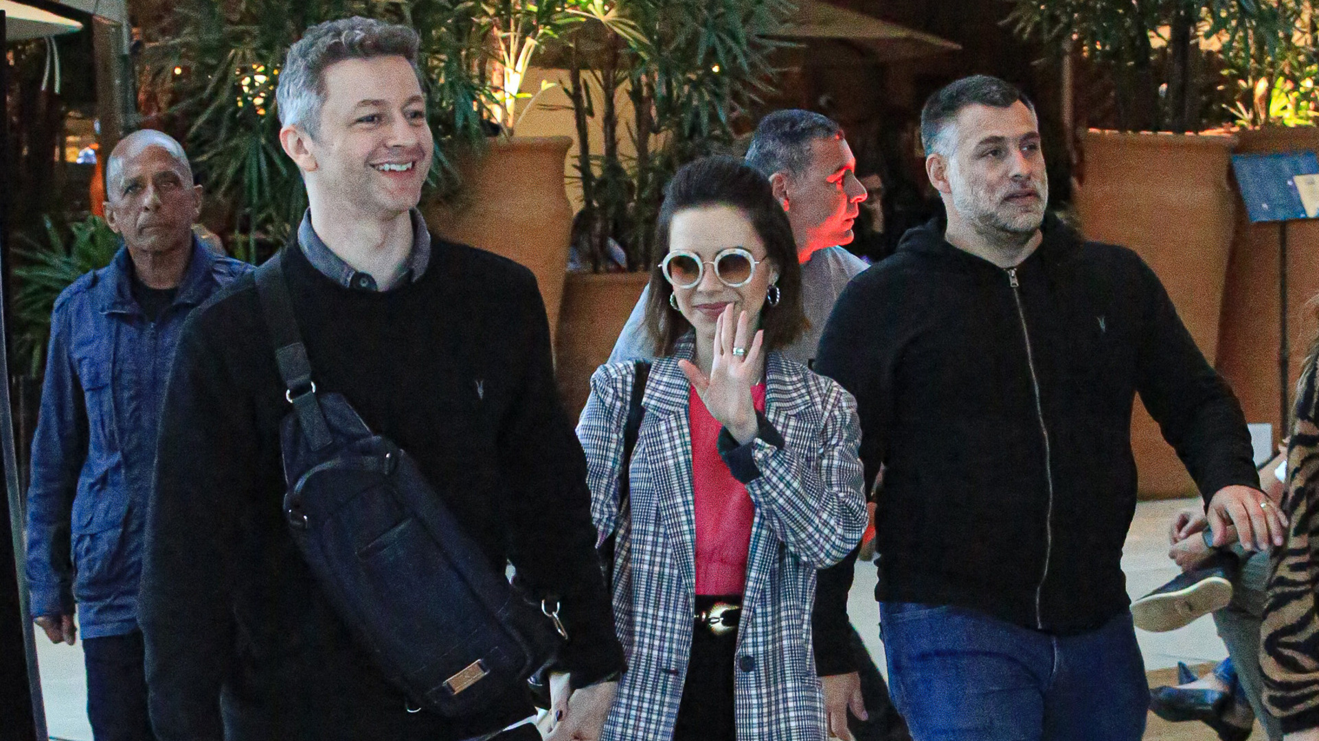 Sandy surge ao lado do marido em passeio no shopping com Fernanda Rodrigues, de “Fuzuê”
