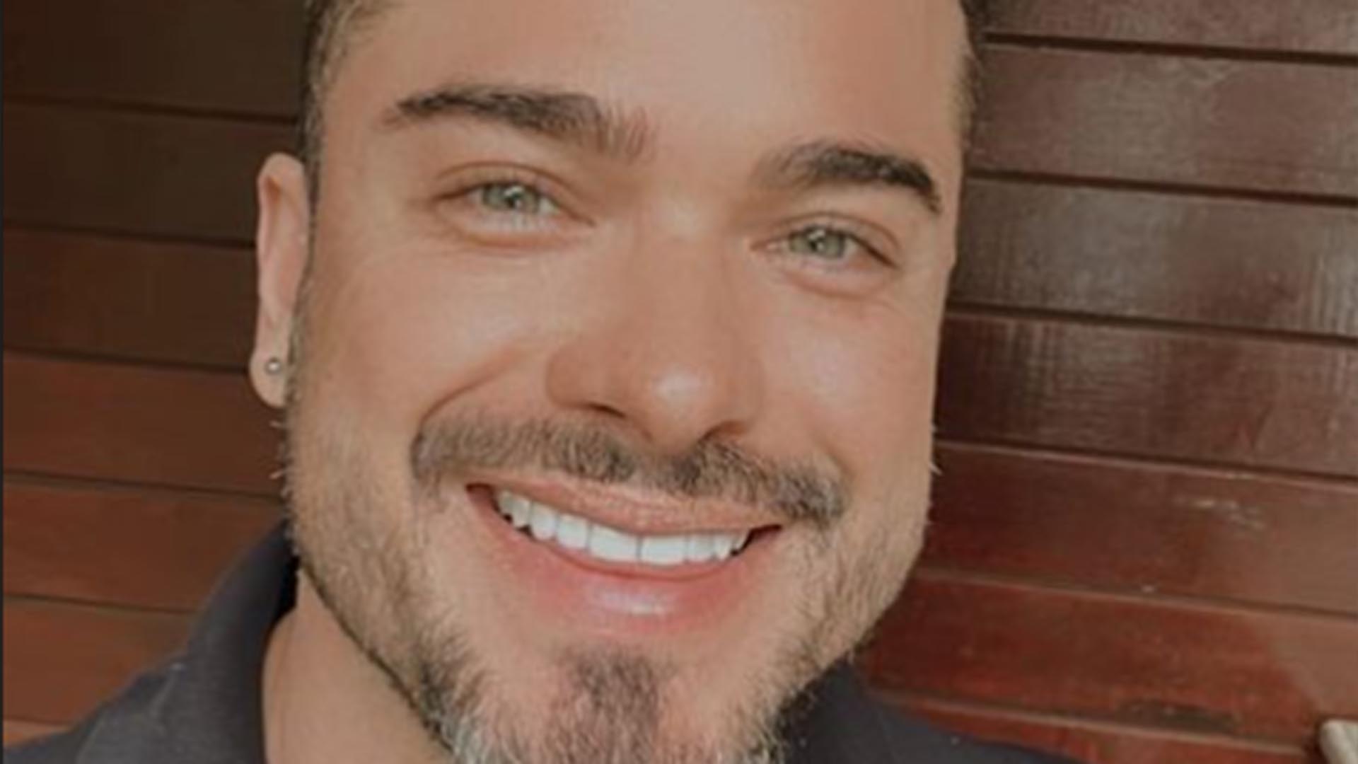 Sidney Sampaio reaparece com os dois pés imobilizados após queda de janela