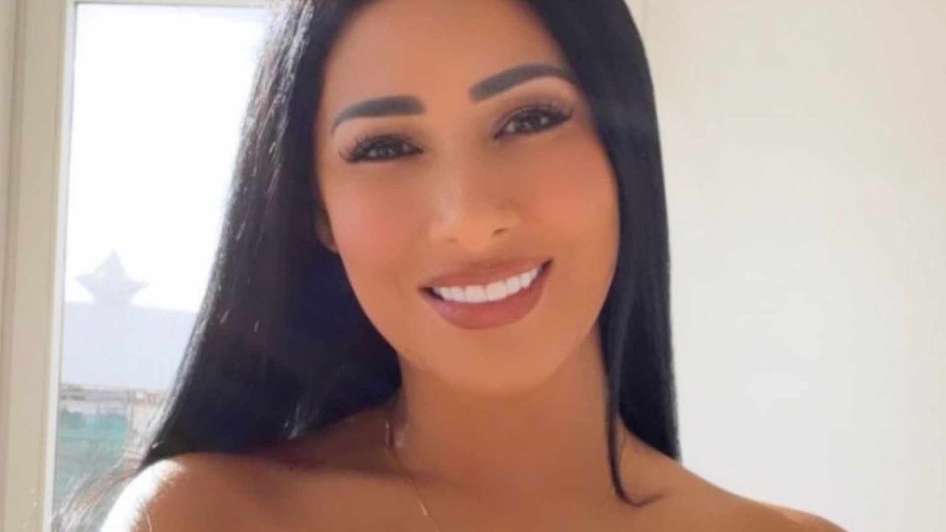 Simaria quase mostra demais ao aparecer só de casaco desabotoado