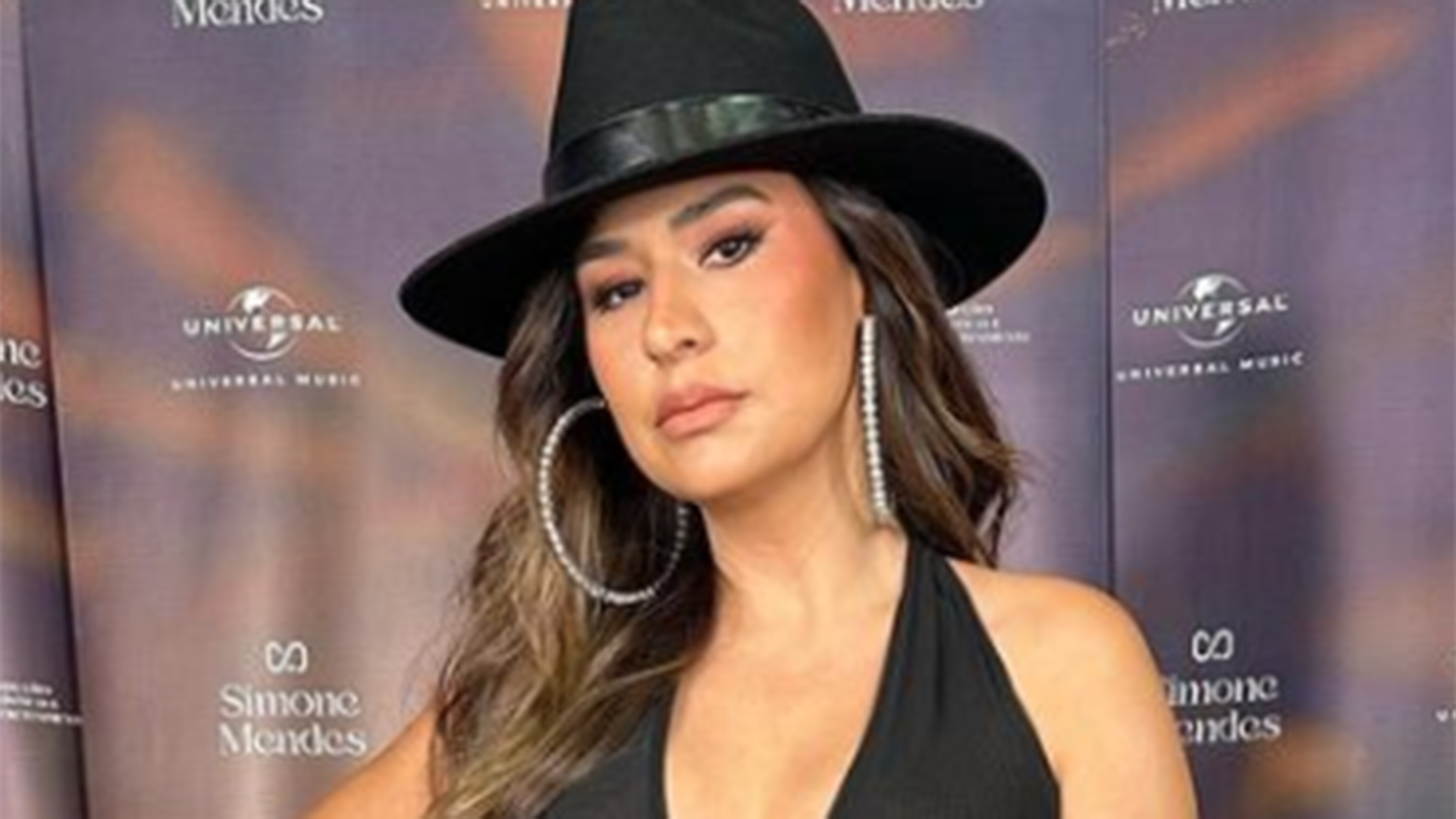 Simone aposta em look com decote profundo para show e arranca elogios dos fãs