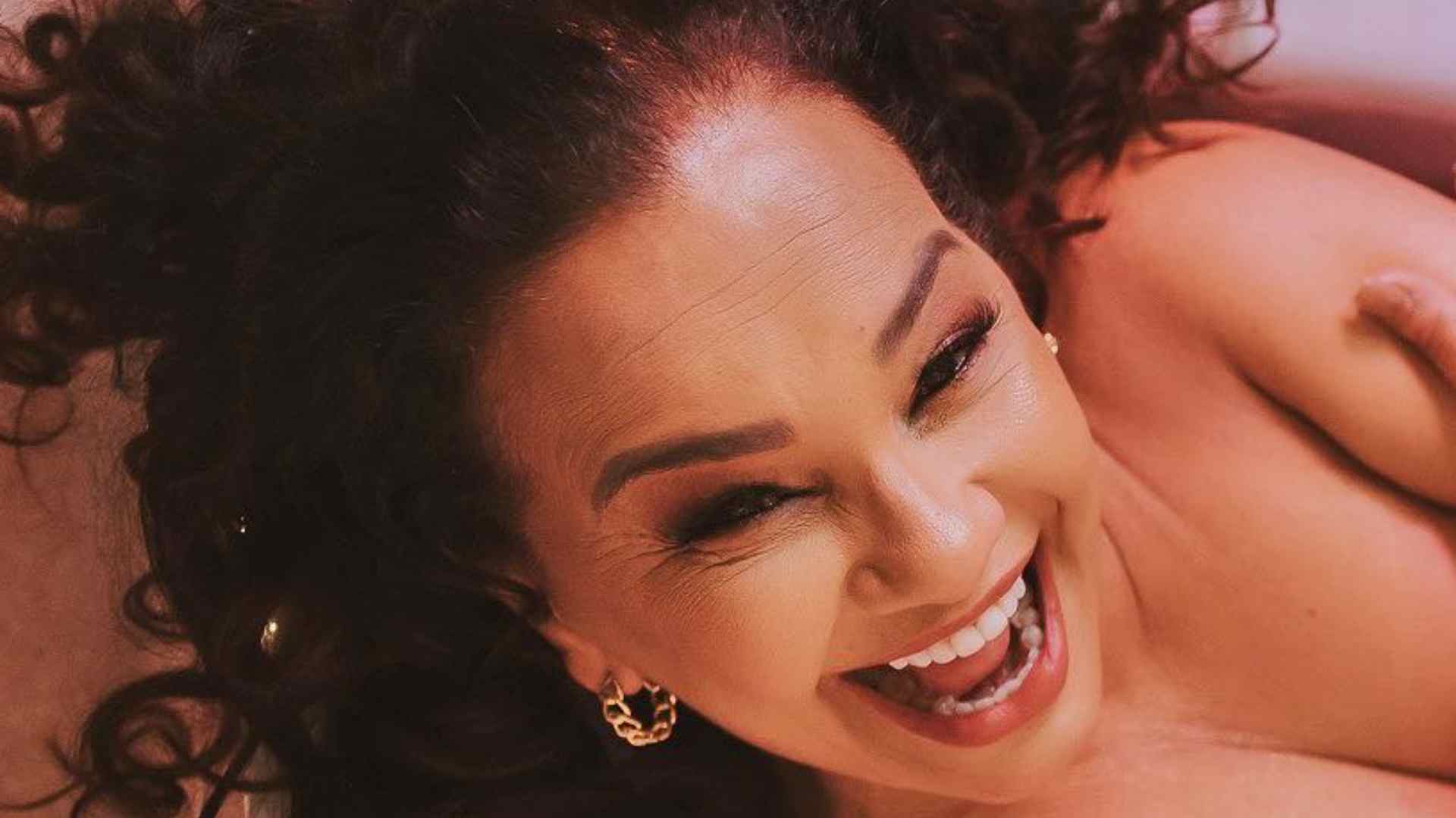 Solange Couto esbanja beleza em cliques na banheira: “Linda demais”
