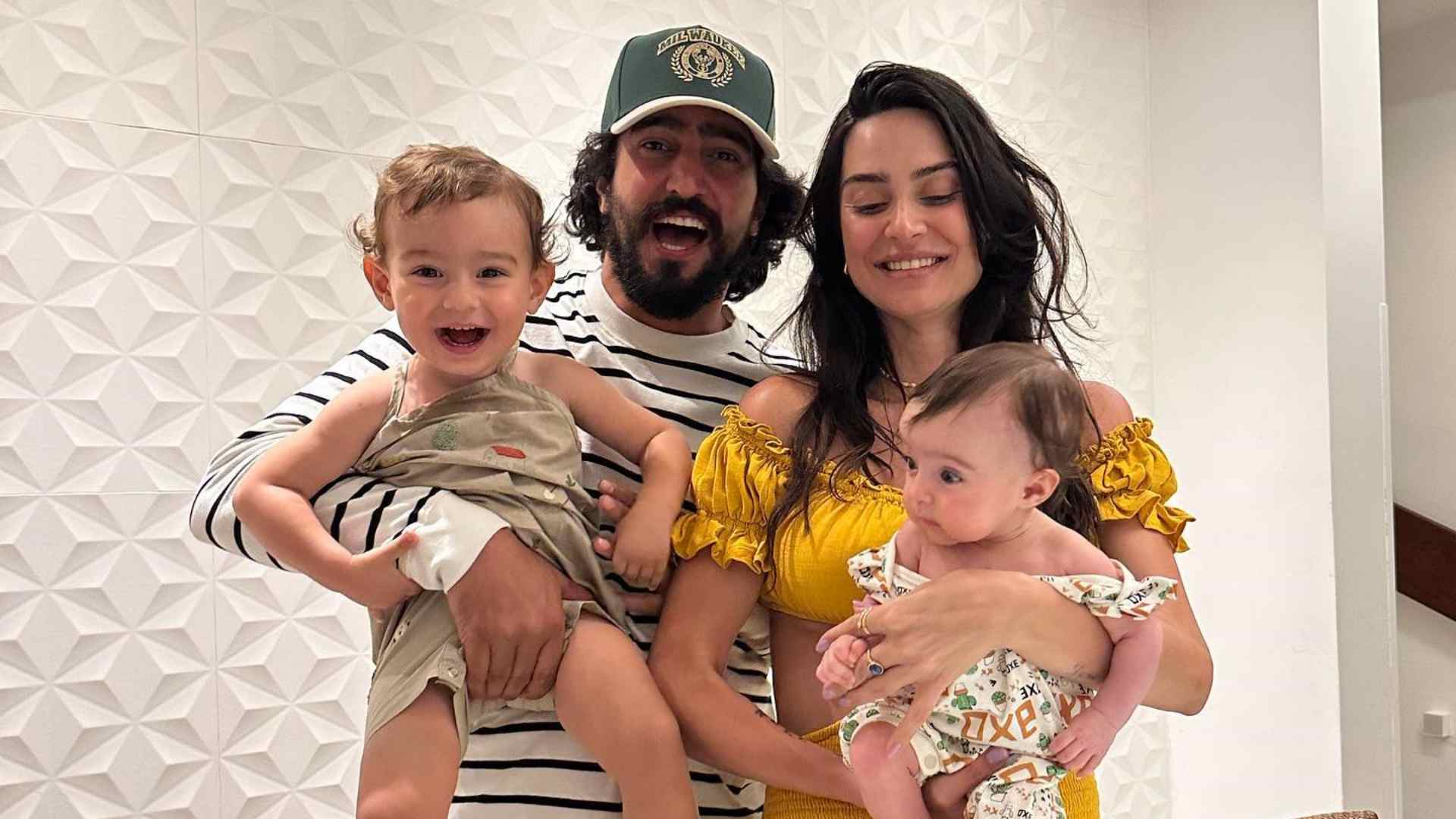 Com bolo simples, Thaila Ayala e Renato Góes comemoram mesversário da filha