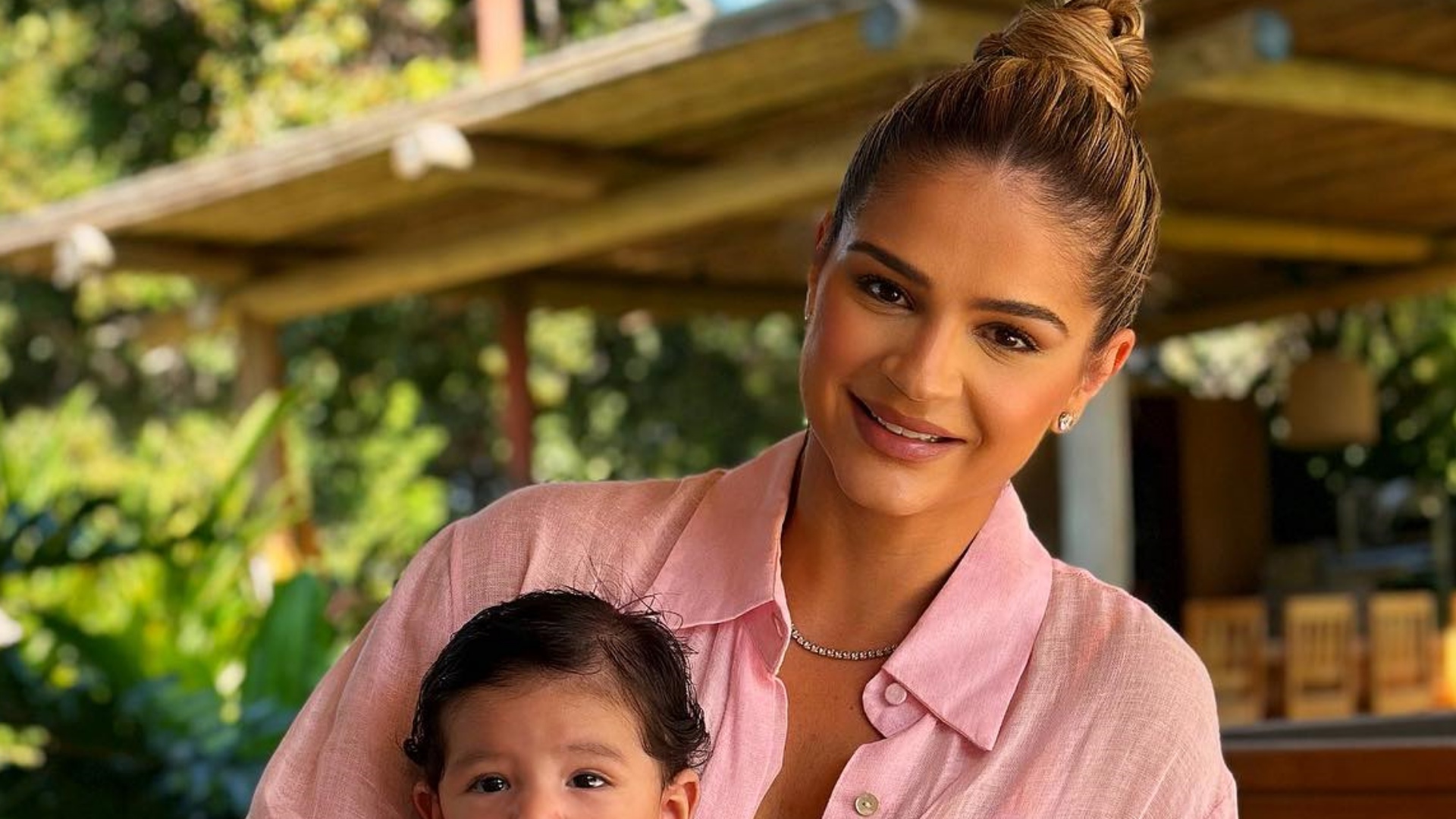 Thássia Naves divide cliques encantadores com o filho: “Sorriso puro”