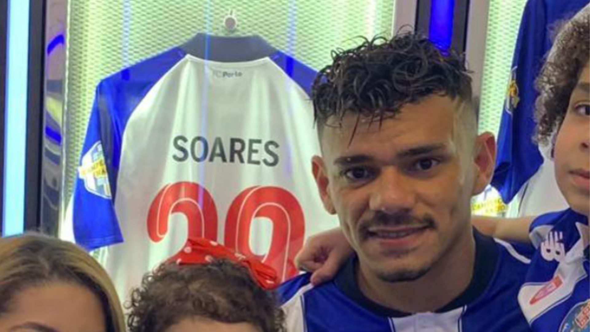 A vida humilde e sem ostentação de Tiquinho Soares; atacante é casado e tem 3 filhos