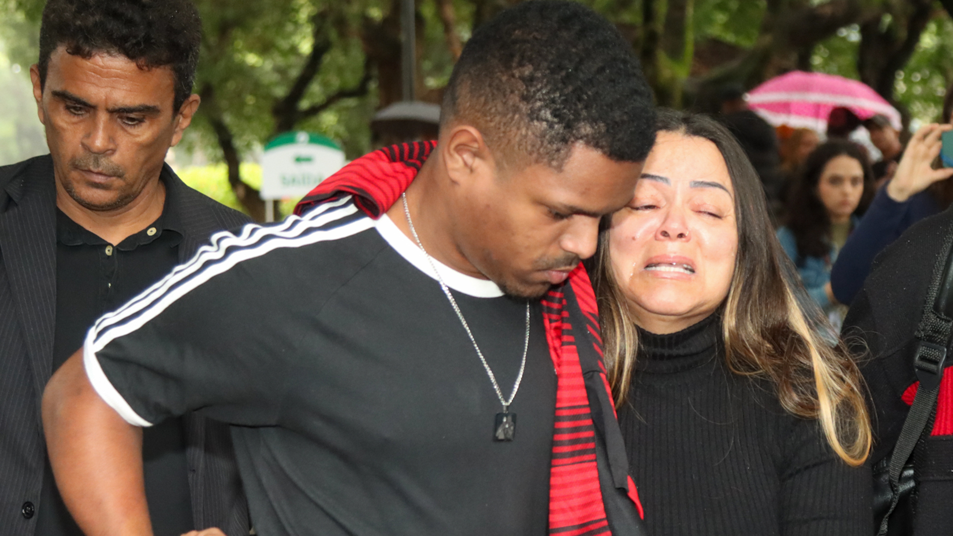 Ex-mulher de MC Marcinho, MC Cacau, chega aos prantos em velório do cantor