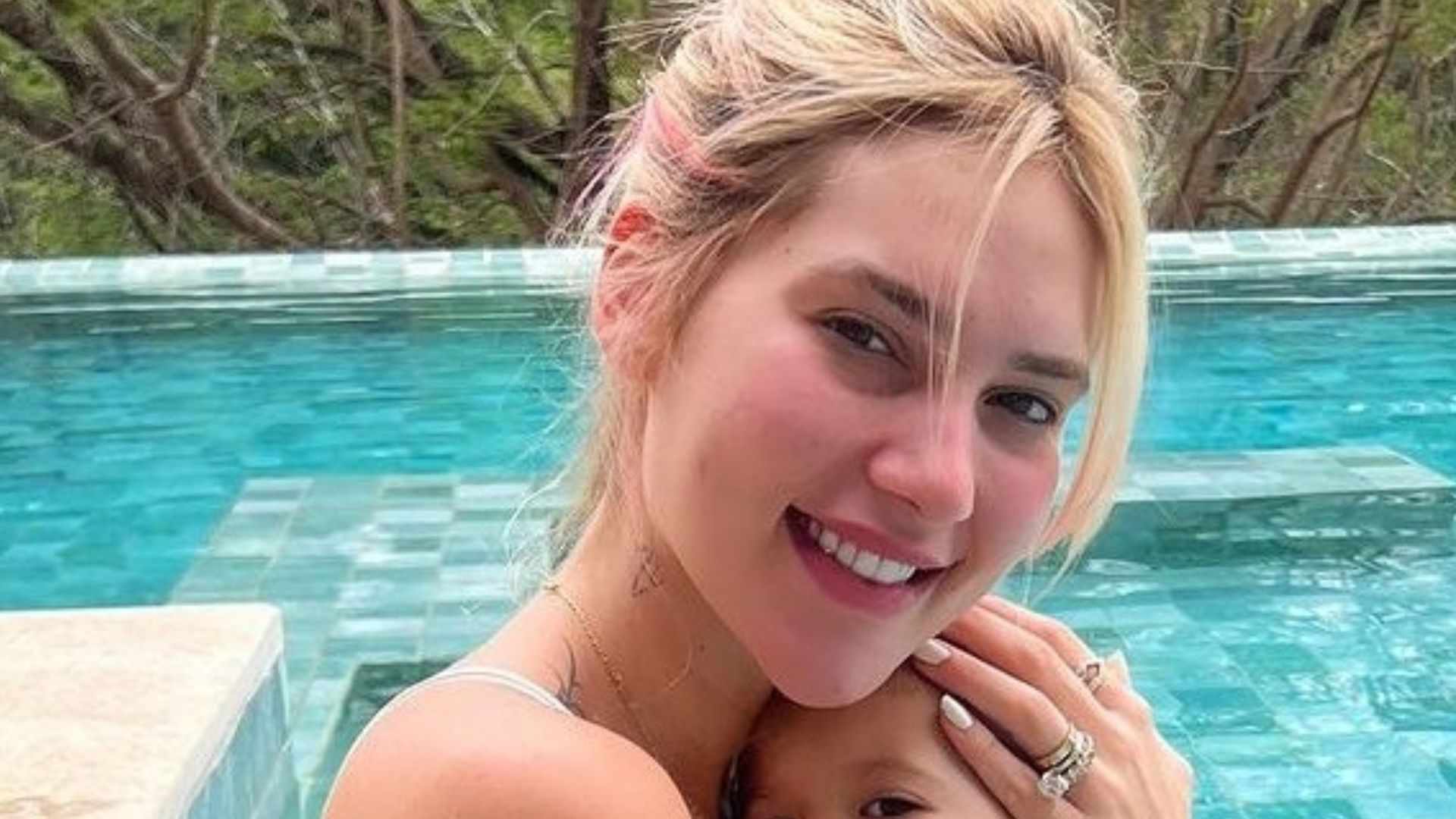 Virginia Fonseca encanta ao surgir com a filha na piscina de sua mansão