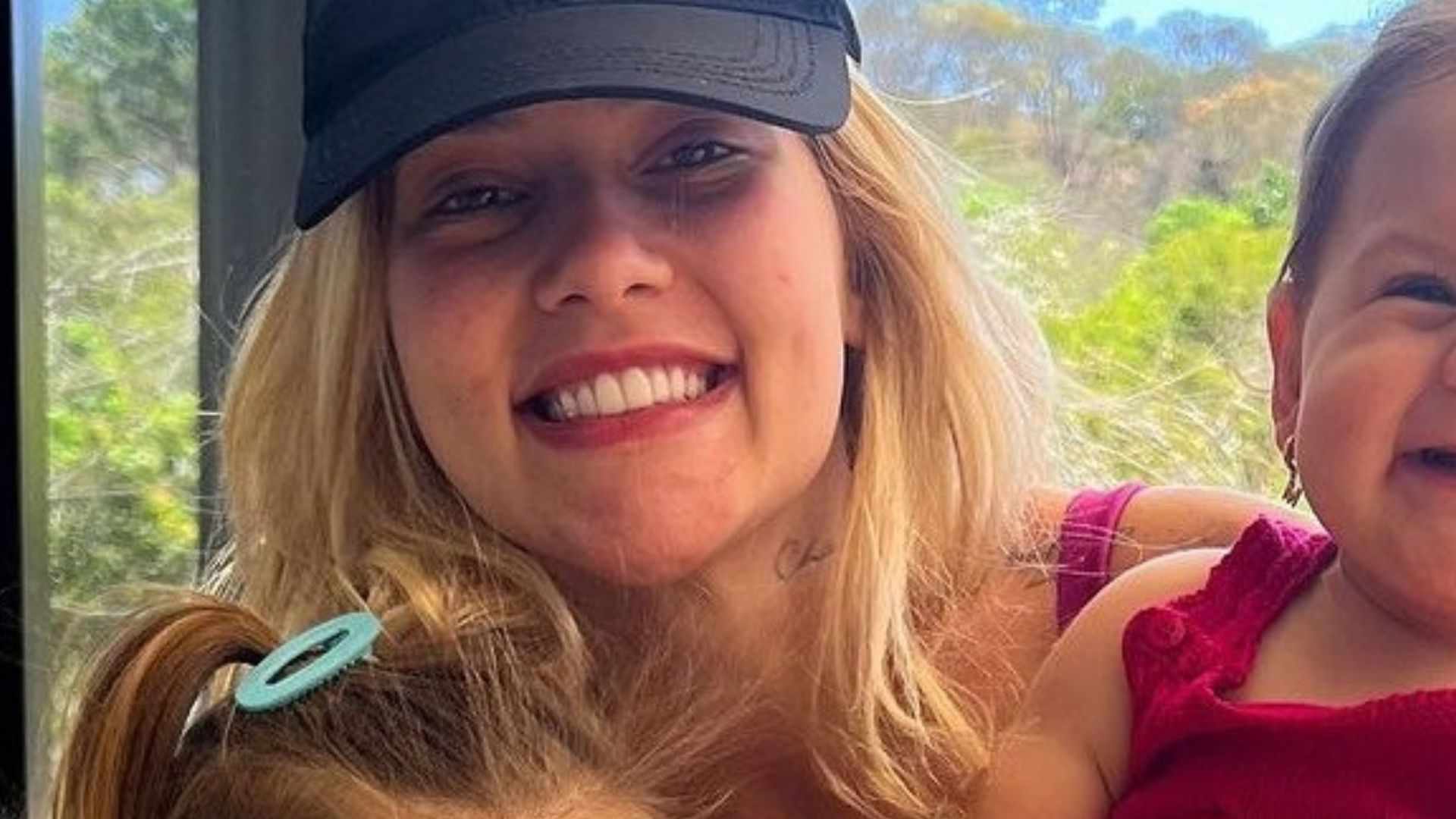 Filha caçula de Virginia Fonseca rouba a cena em foto com a irmã: ”Os dentinhos”