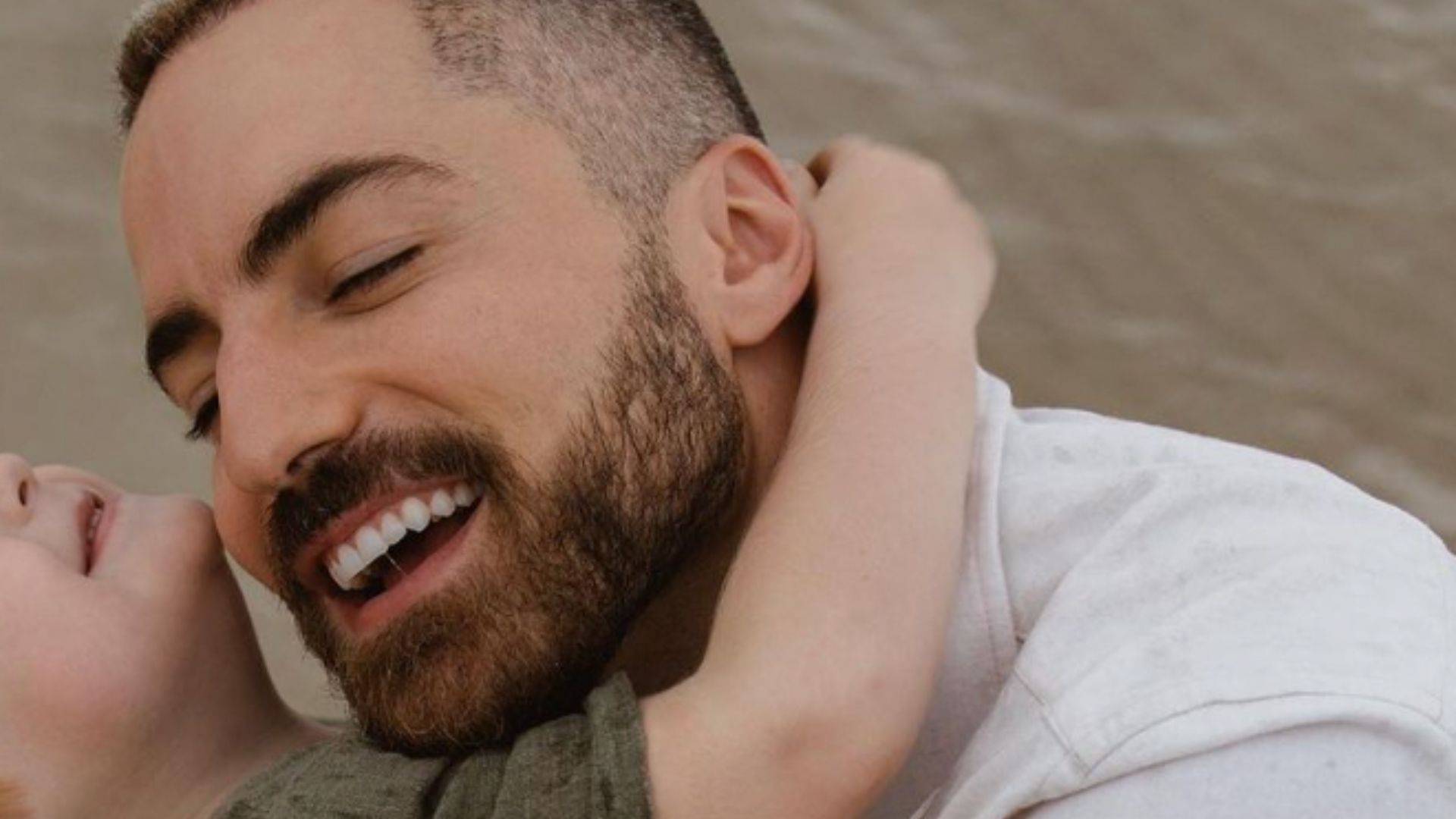 Viúvo de Paulo Gustavo posa com o filho e revela drama: “10 dias na UTI”