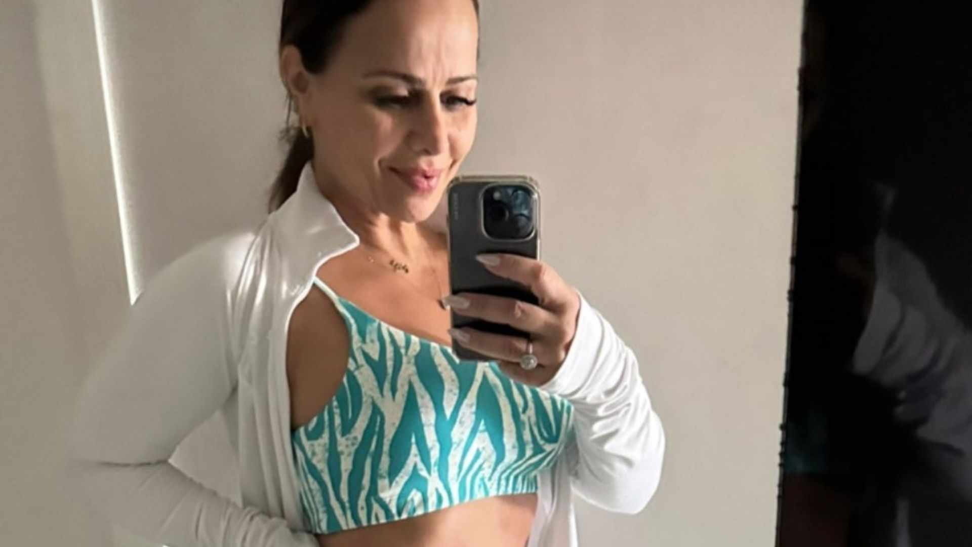 Após lipo, Viviane Araújo exibe cinturinha esculpida impressionante