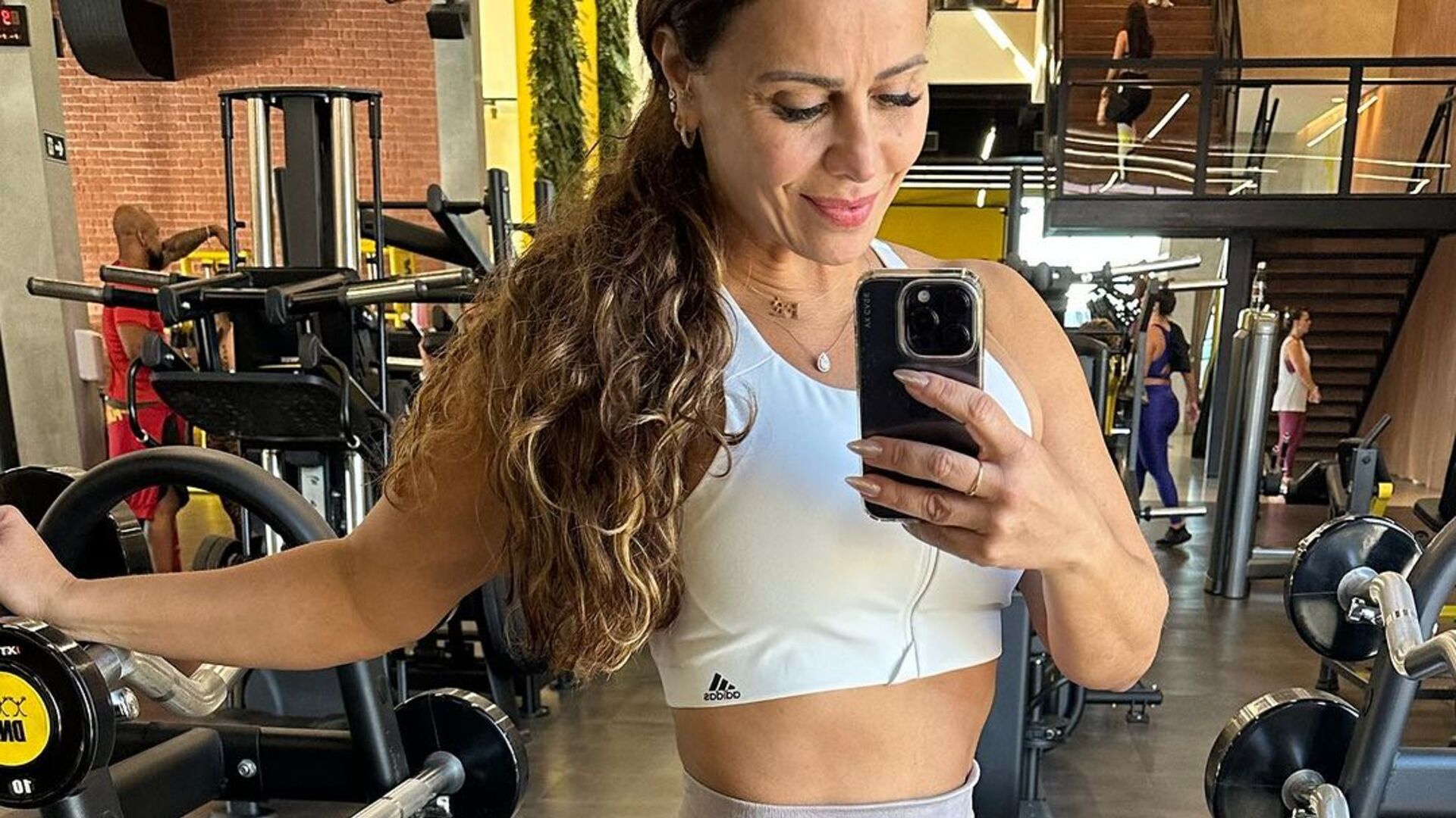 Viviane Araújo mostra como está após dois meses de cirurgia: ‘De volta’