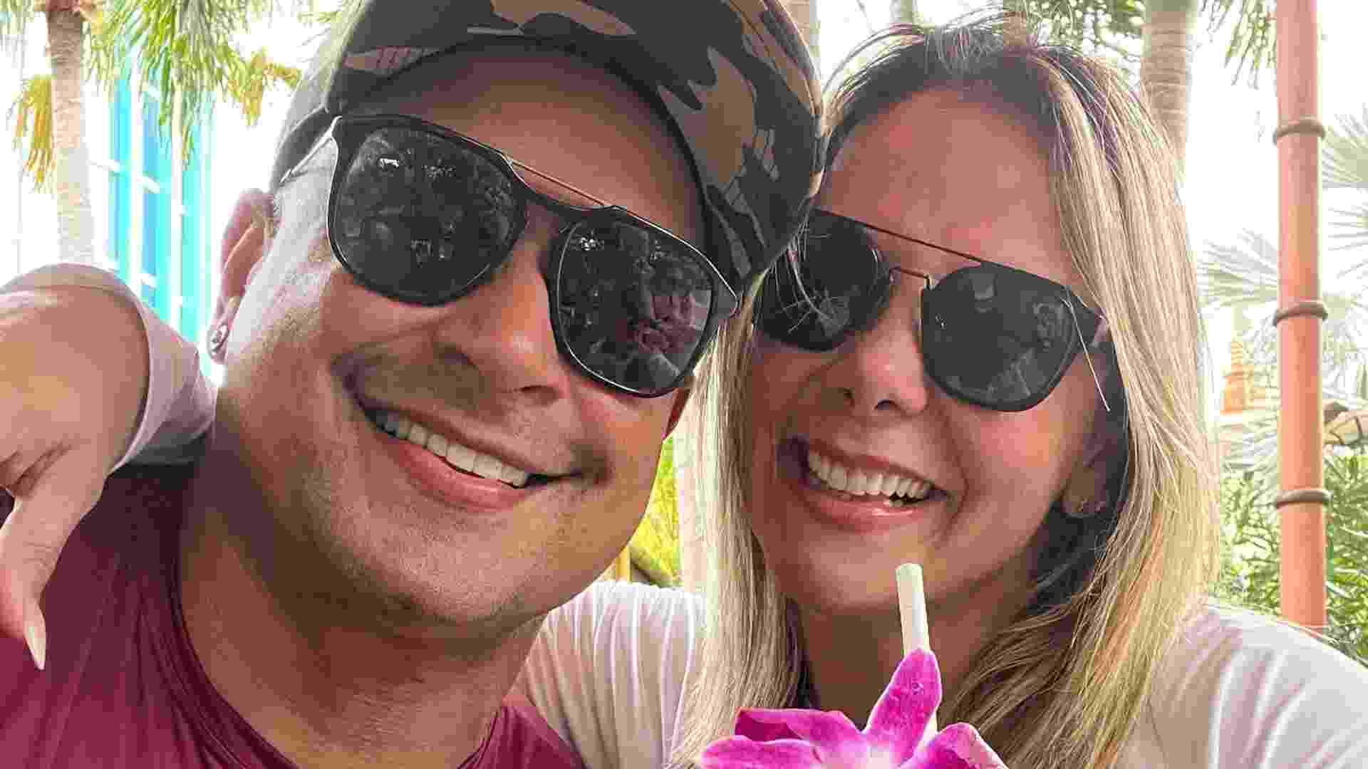 Xanddy posa agarradinho com Carla Perez e brinca: “Nós curtindo e os filhos trabalhando”