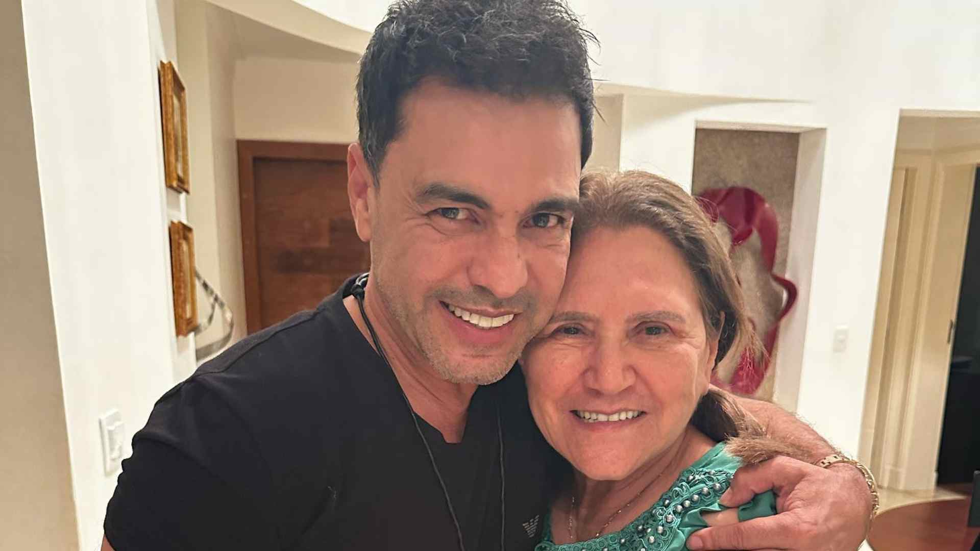 Zezé Di Camargo presta linda homenagem no aniversário da mãe: “Abraço que acolhe”