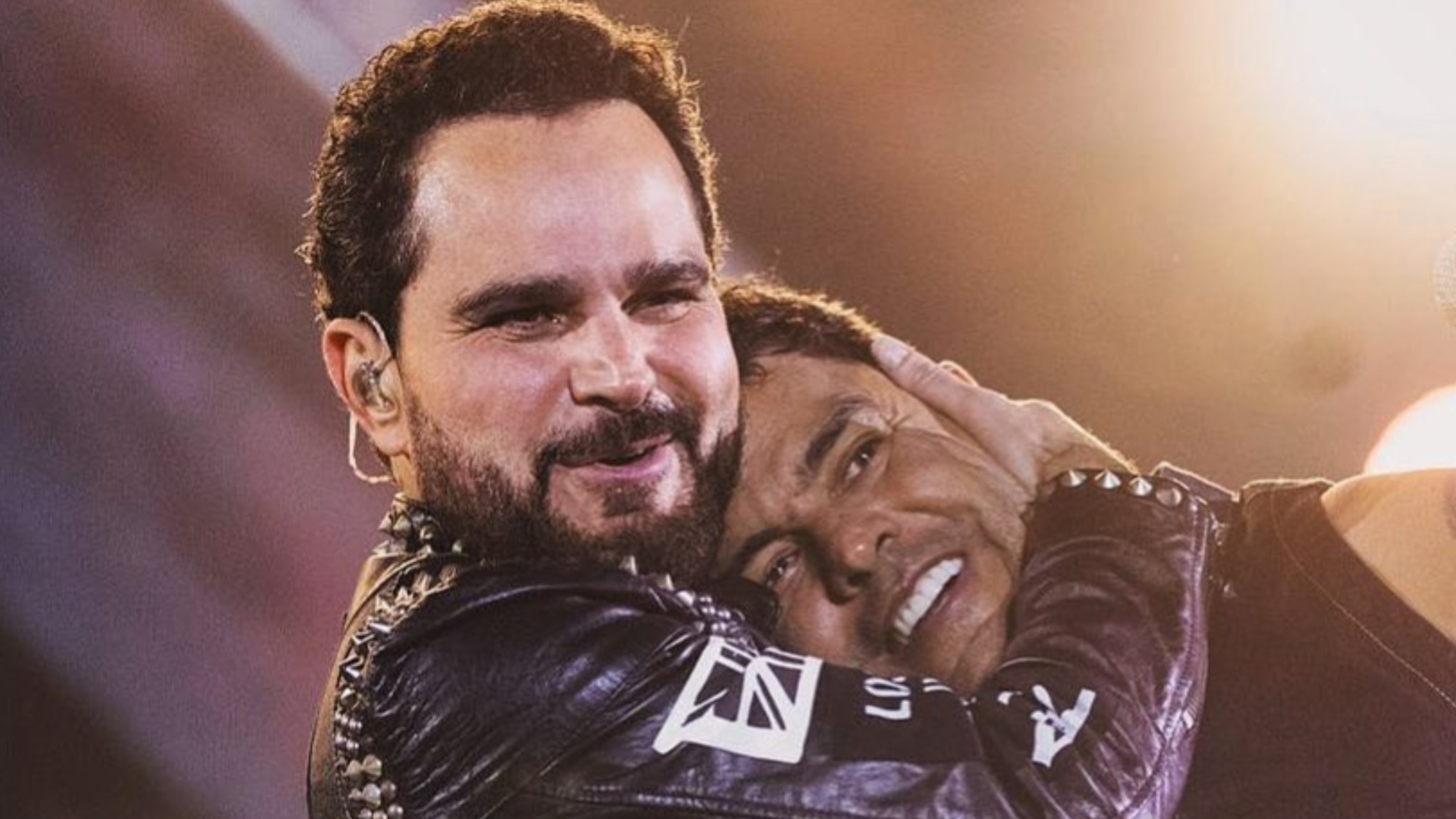 Zezé Di Camargo recebe linda homenagem do irmão, Luciano: ”Privilégio de dividir palco”