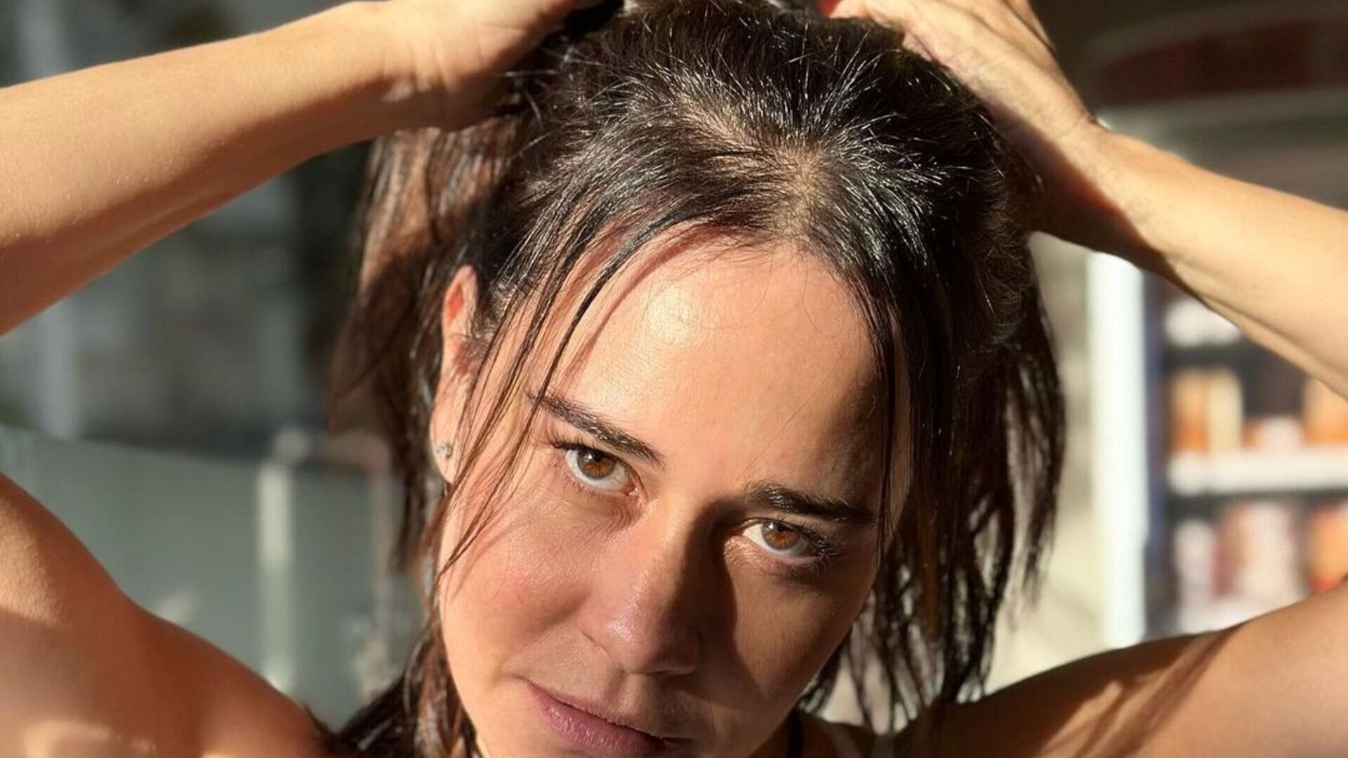 Com seu novo cabelo, Alessandra Negrini causa ao se arrumar para academia