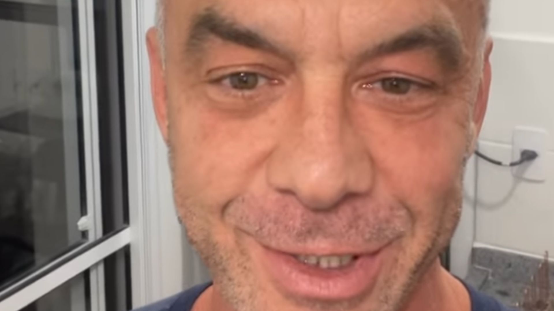 “Fundo do poço”: Alexandre Correa reage após tentar vender itens pessoais