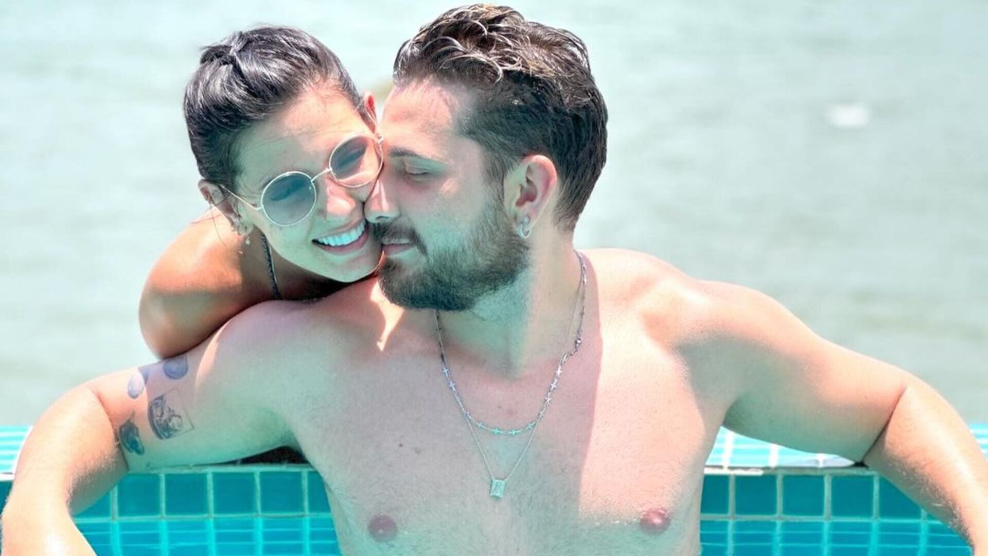 Apaixonados, Ana Castela e Gustavo Mioto surgem na piscina