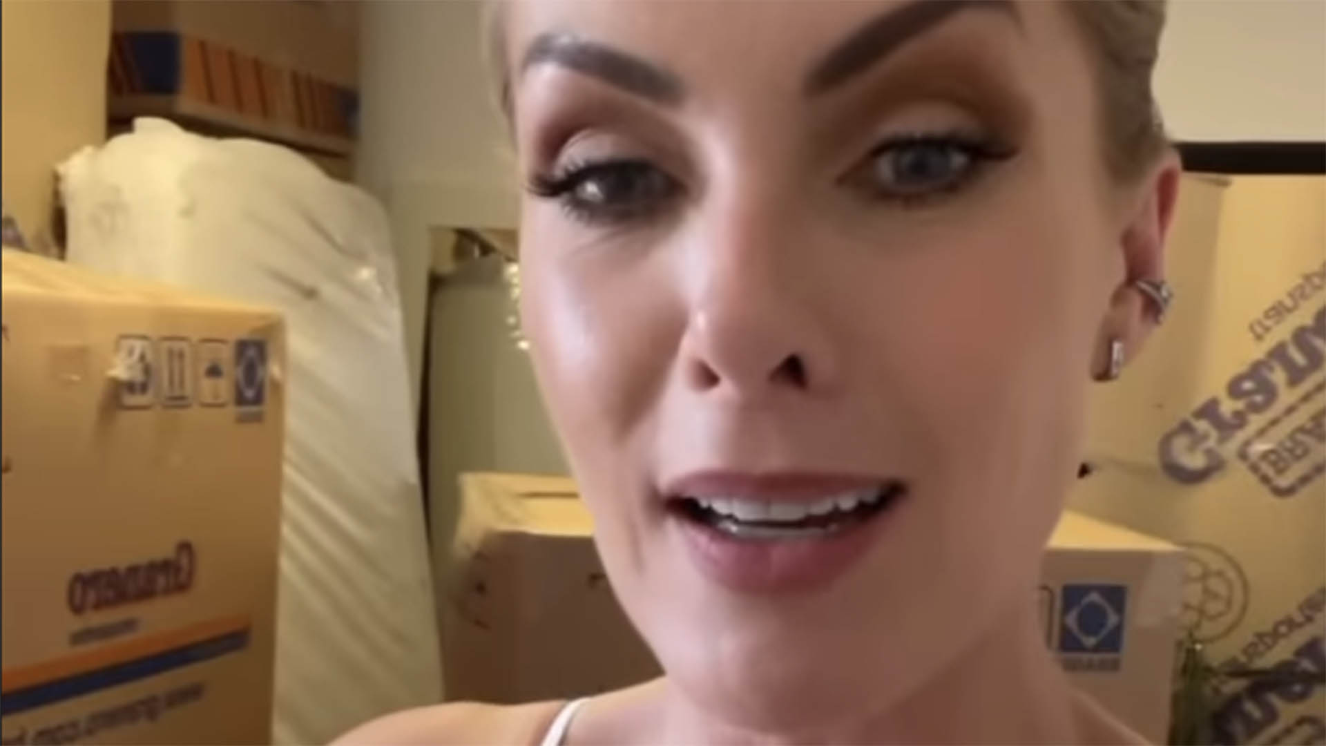 Após separação, Ana Hickmann faz mudança de apartamento