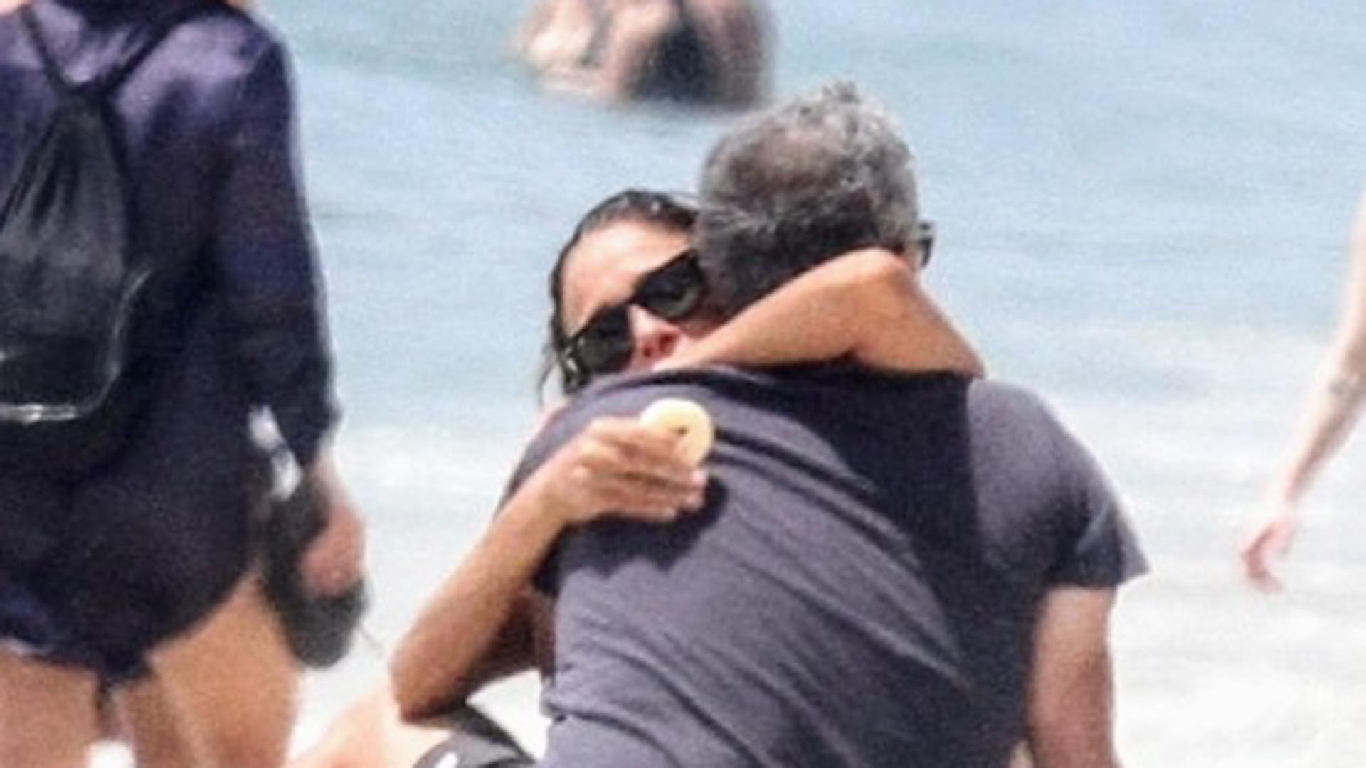 Andréa Beltrão troca carinhos com o marido na praia