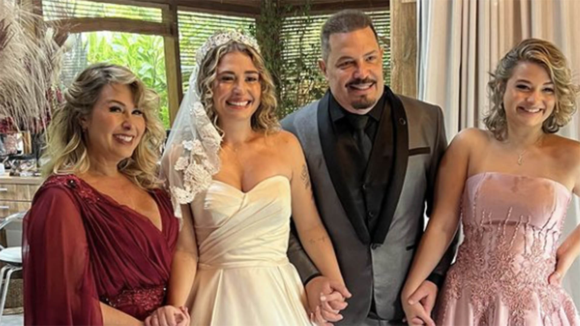Filha de Andréa Sorvetão usou detalhe do vestido de noiva da mãe na união